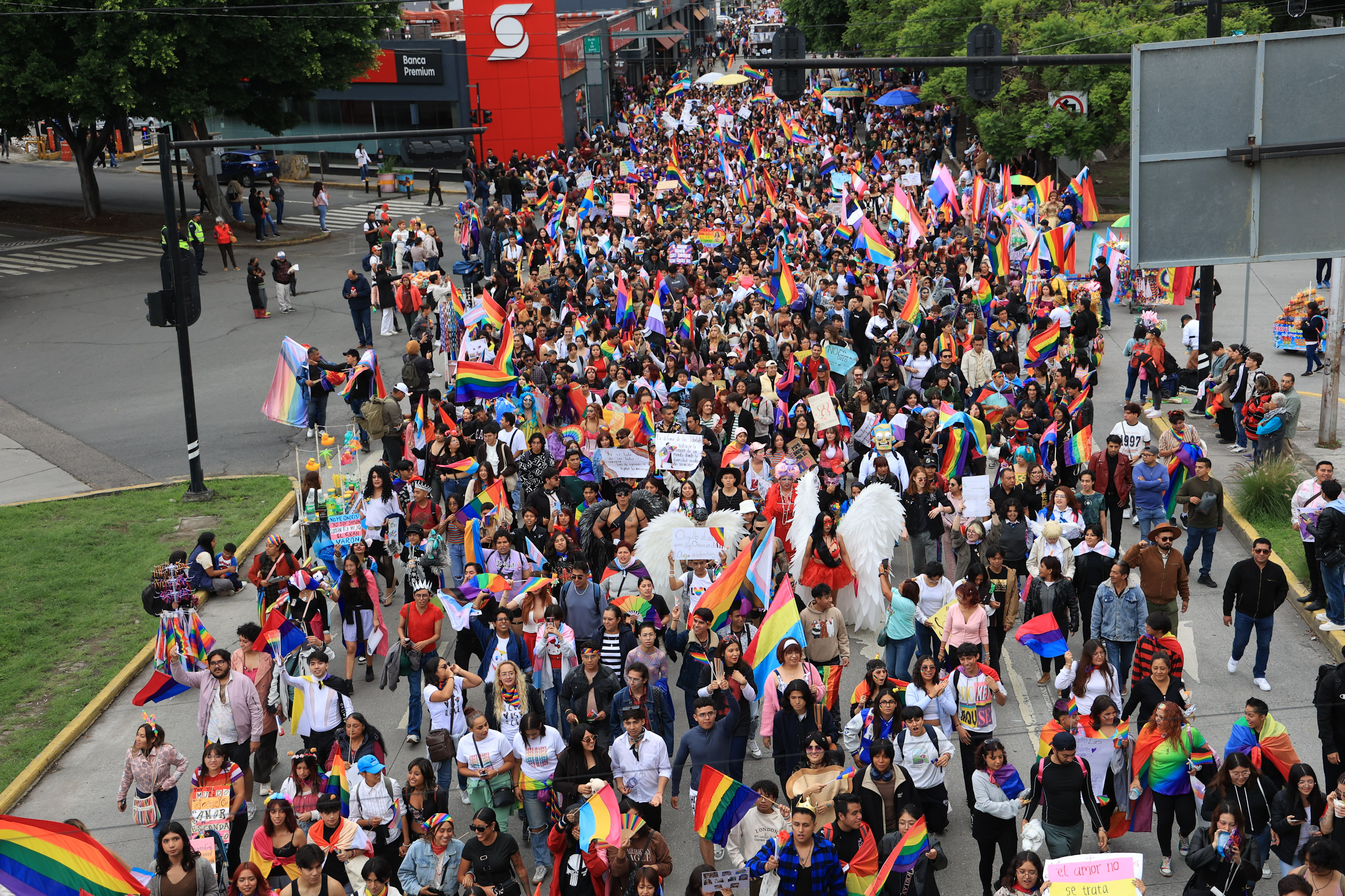VIDEO Población LGBTTTIQ+ marcha por el Orgullo en Puebla