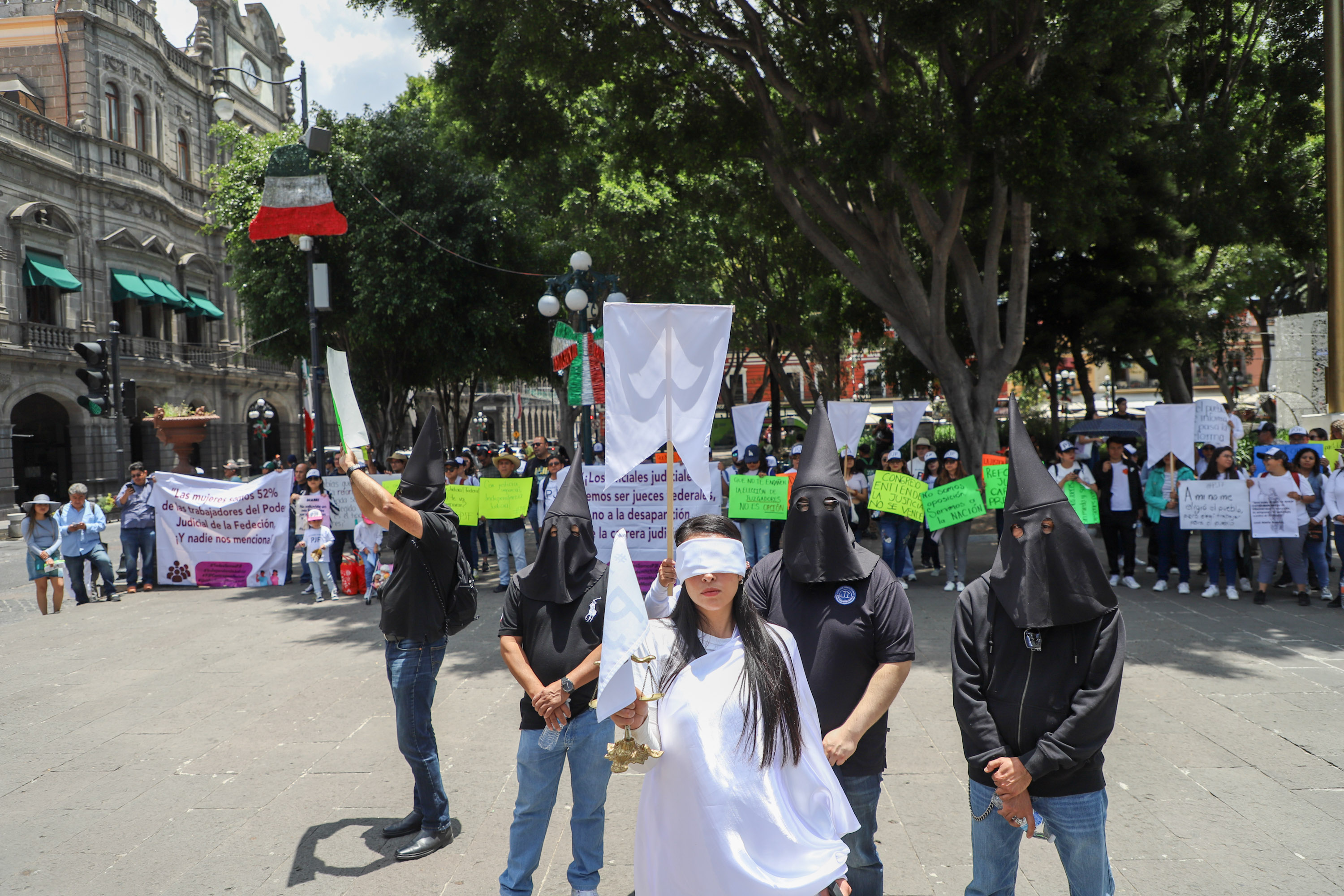 VIDEO Trabajadores del PJFP se manifiestan en el zócalo capitalino