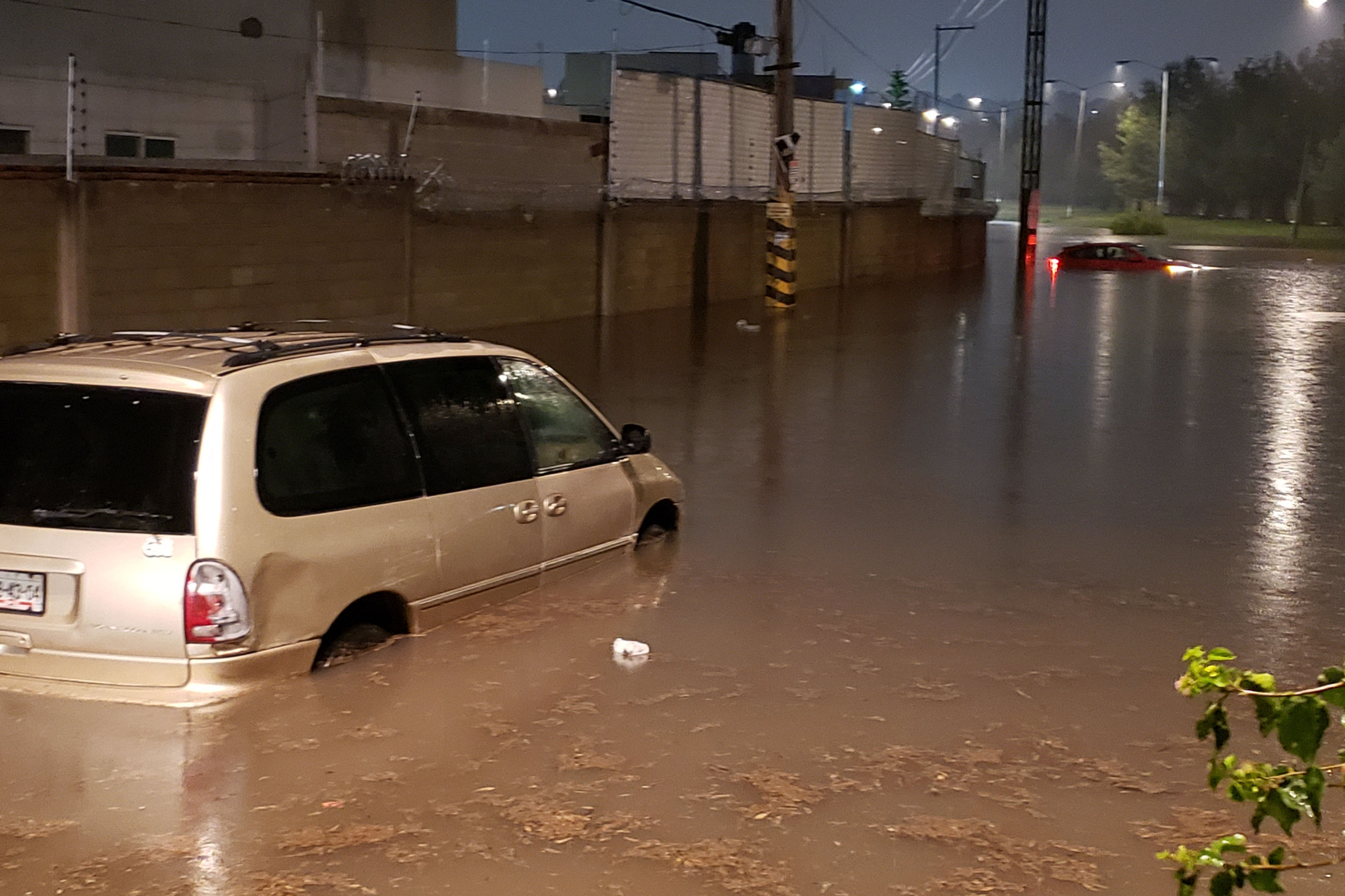 Rescatan a familia que se quedó atrapada en su camioneta por la intensa lluvia en Coyotepec