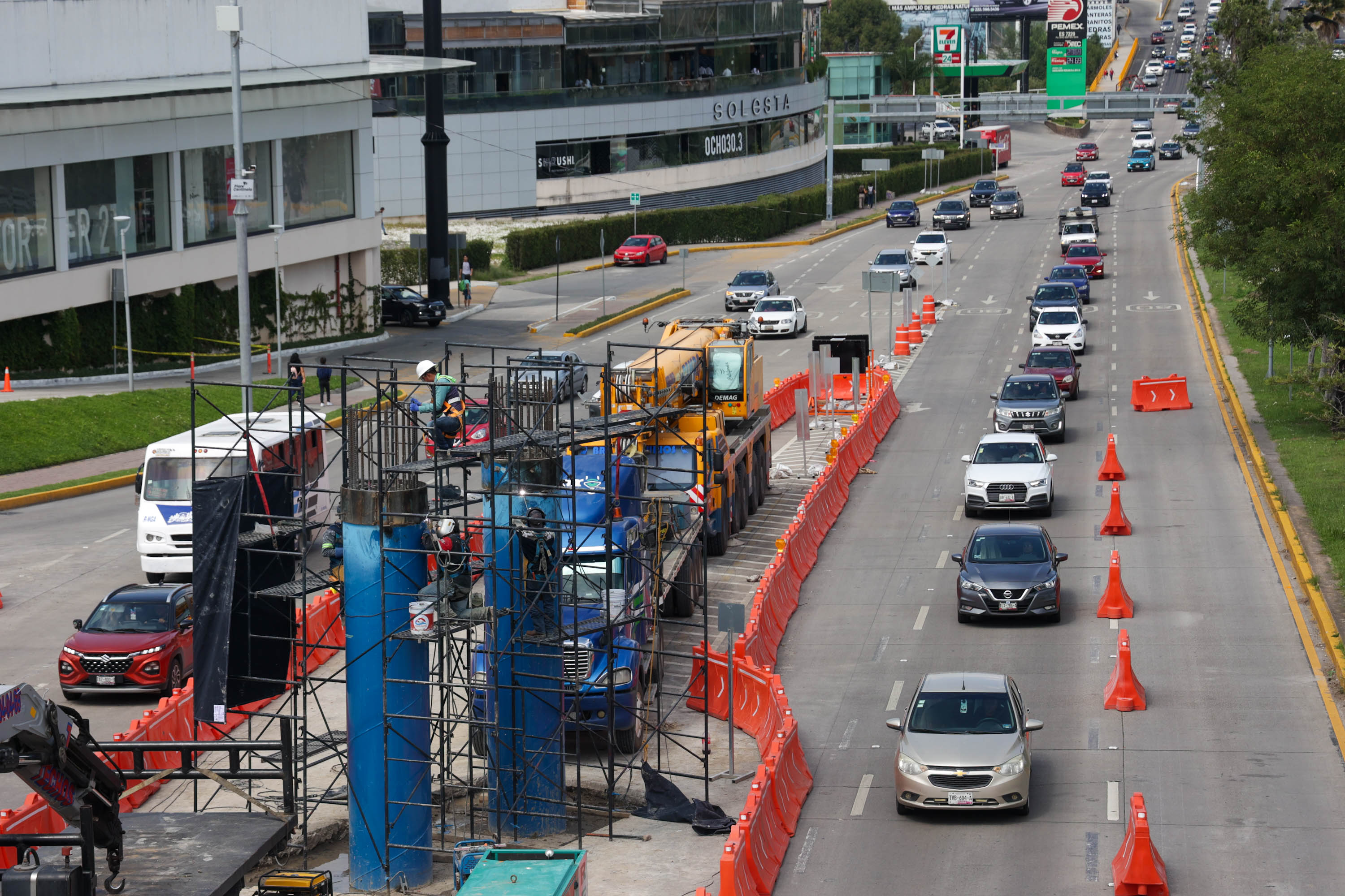 Aviso automovilistas, reducción de carril en Vía Atlixcáyotl