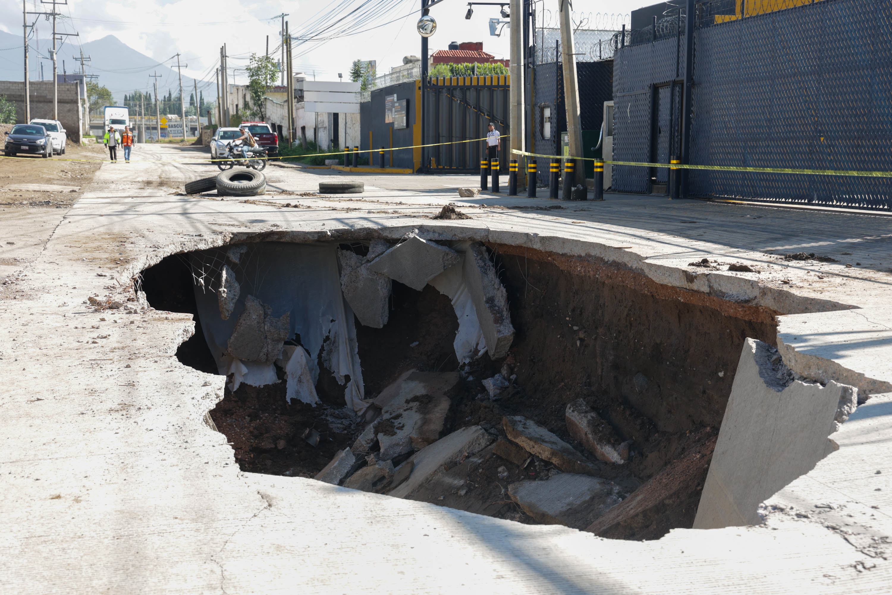 Liberan tractocamión atrapado en socavón en Chachapa, Amozoc