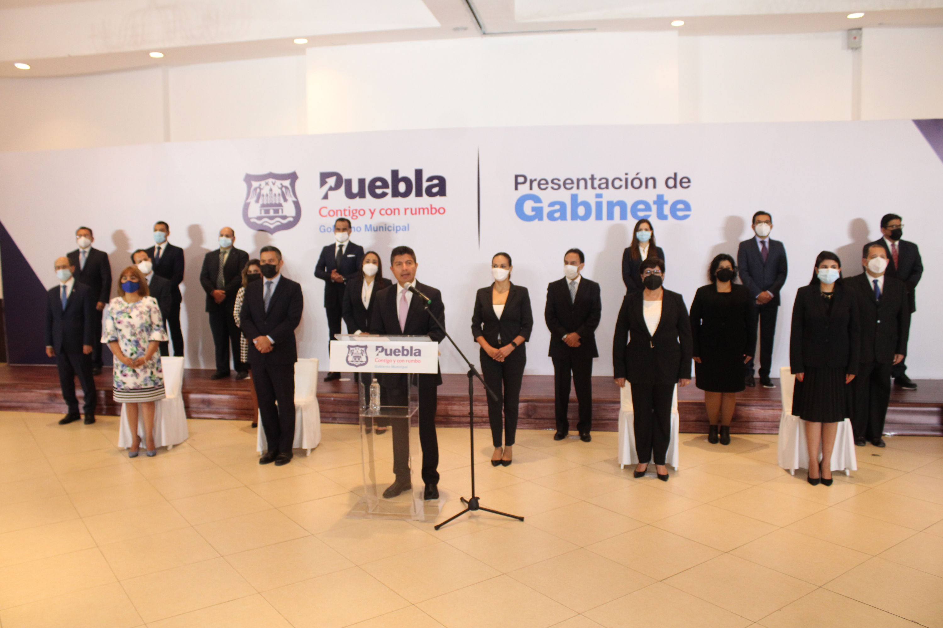 VIDEO Presenta Eduardo Rivera a su gabinete para gobernar Puebla