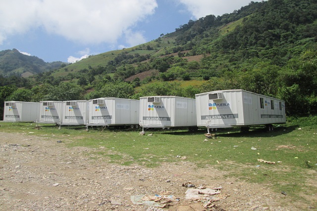 Caminos bloqueados impiden uso de aulas móviles en Huauchinango