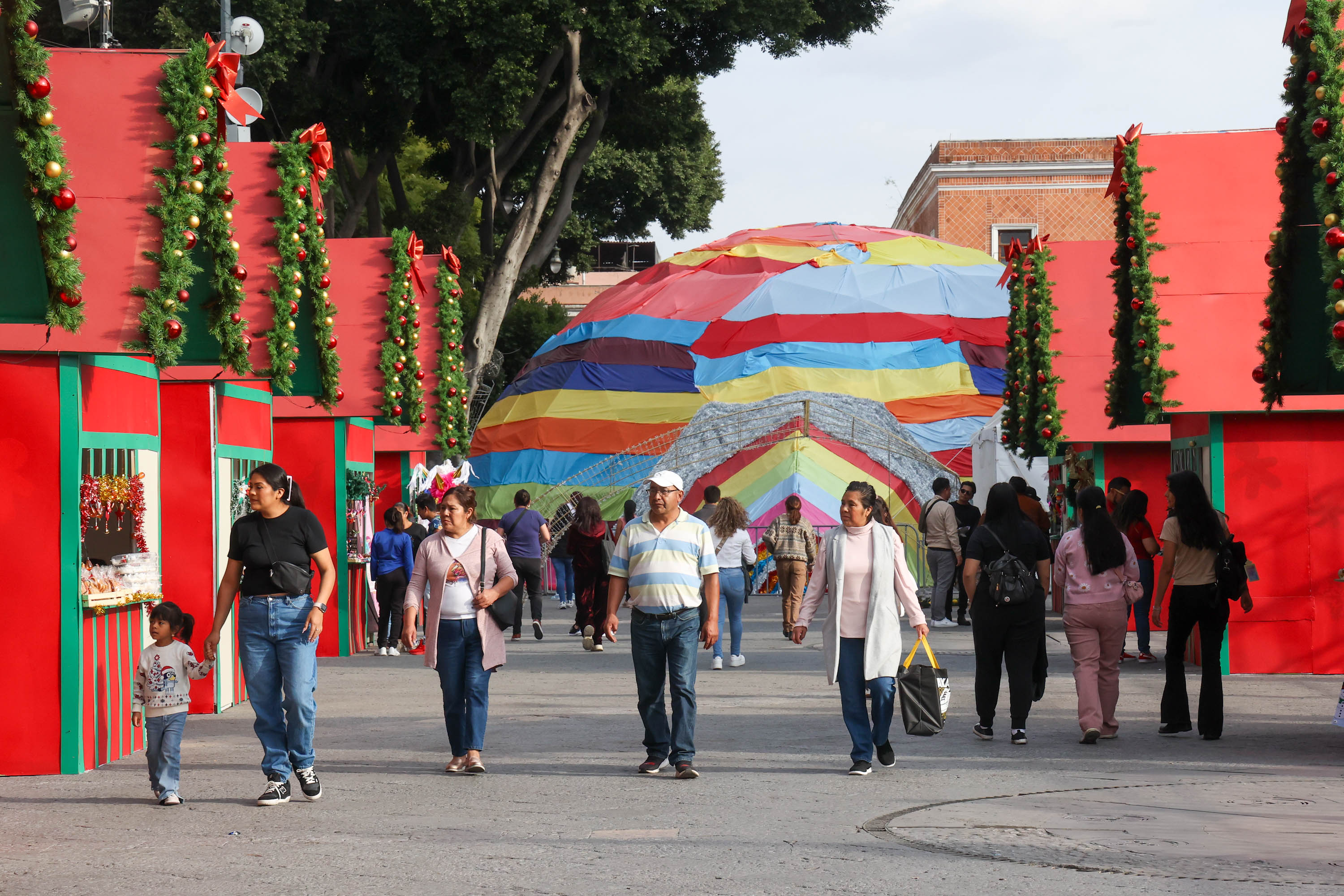 VIDEO Gran afluencia de personas en el zócalo de Puebla