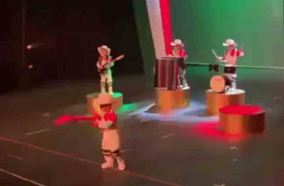 VIDEO En festival, niños cantan Ramito de violetas