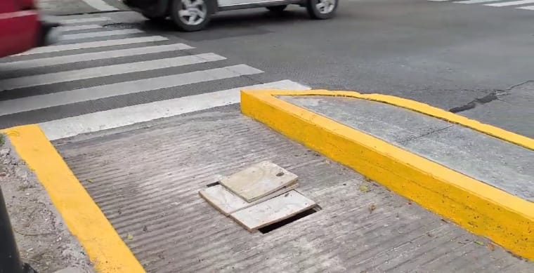 VIDEO Dejan destapado registro en paso peatonal del Cenhch