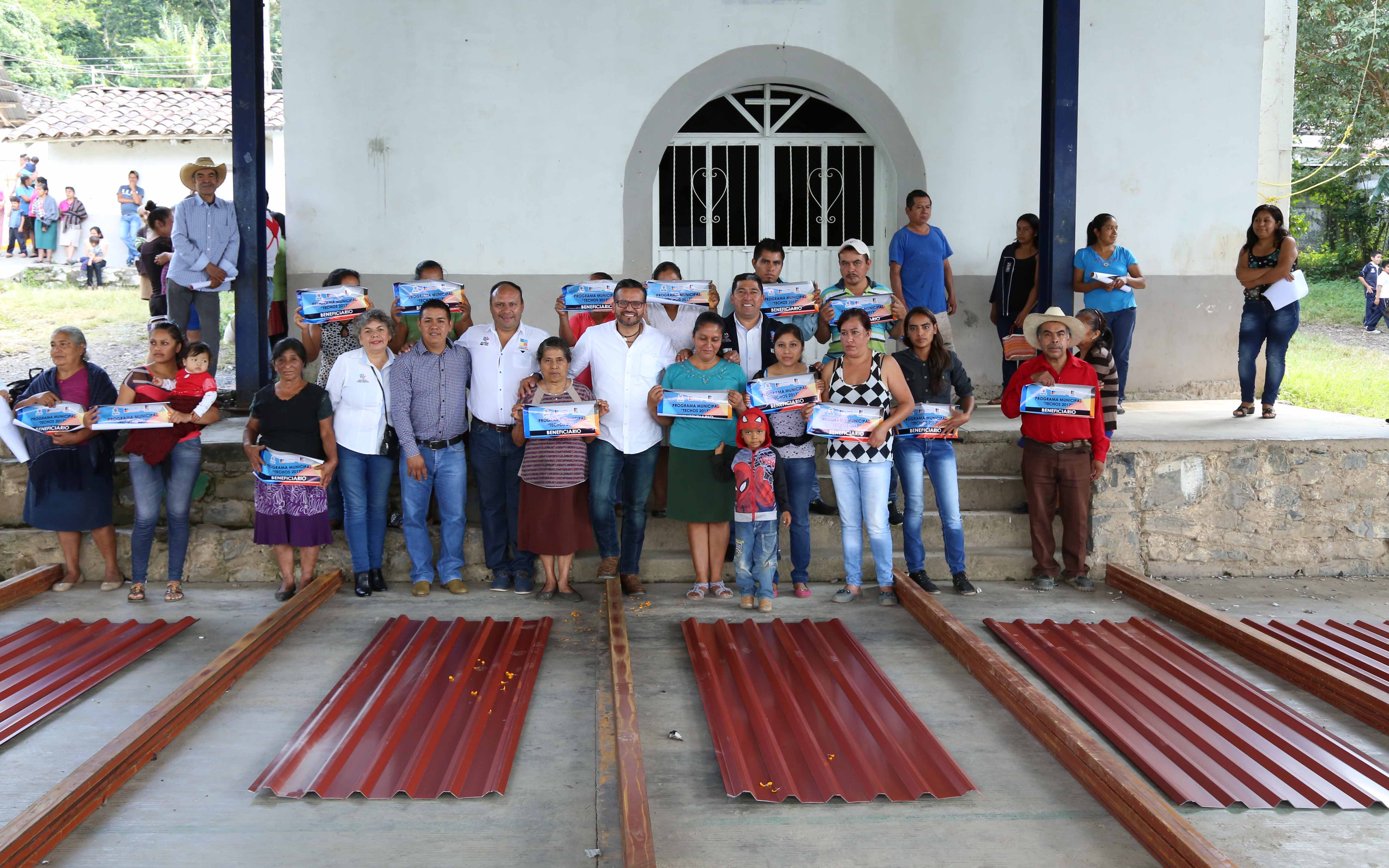 Entrega Xicotepec acciones de techo y piso digno