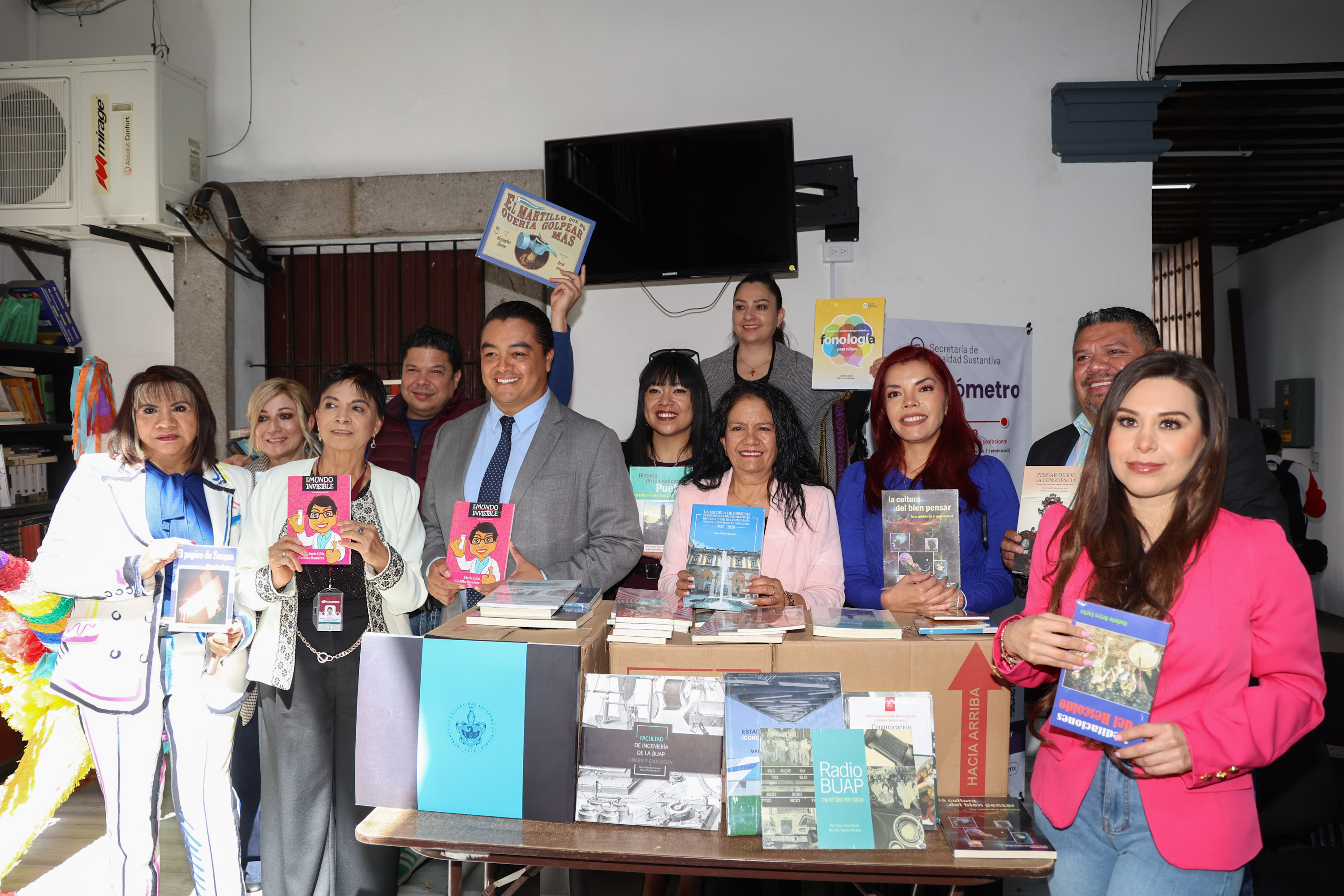 VIDEO BUAP dona libros a regidores del Ayuntamiento de Puebla