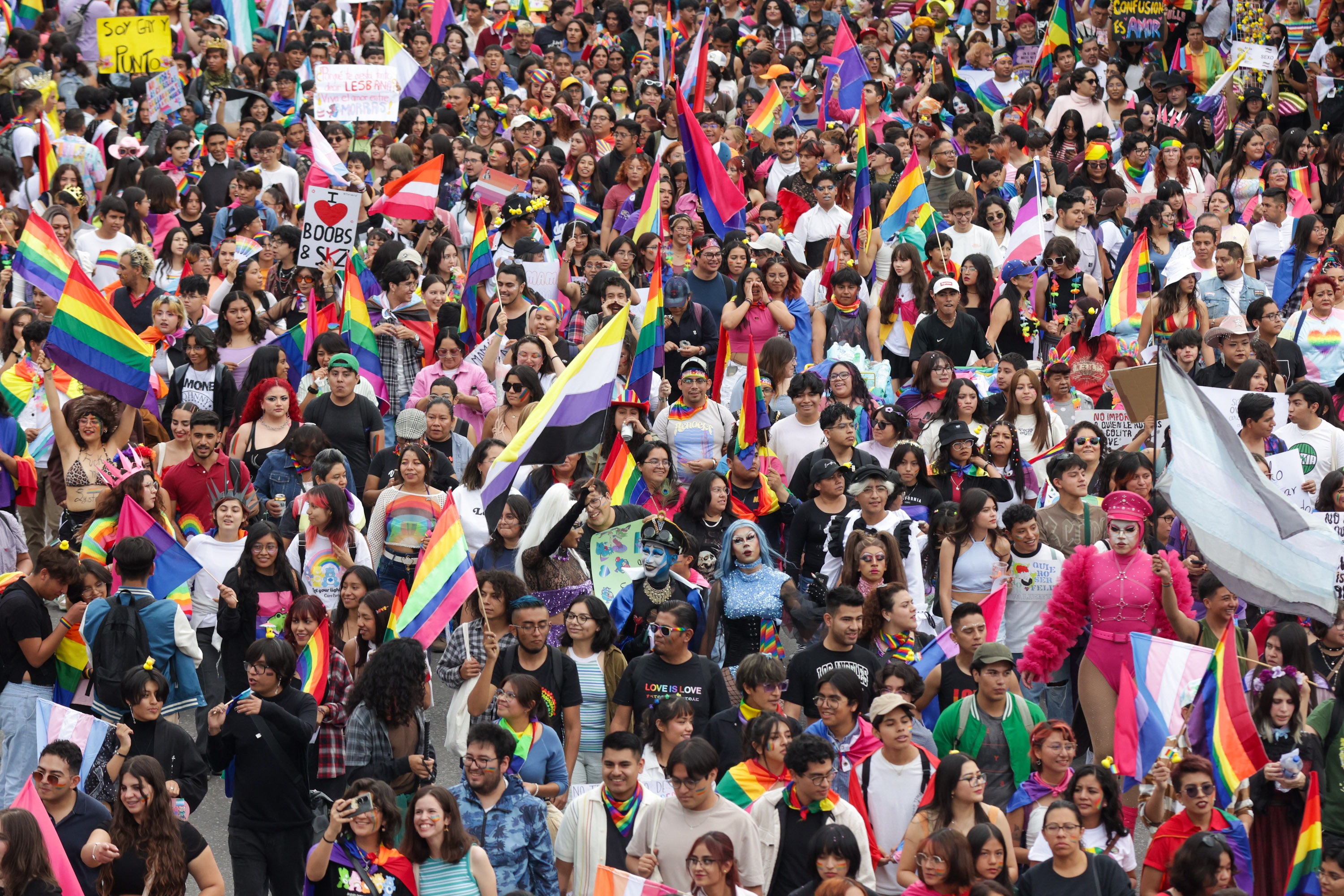 VIDEO Marchan por el Orgullo LGBTQ+ y pintan de colores a Puebla