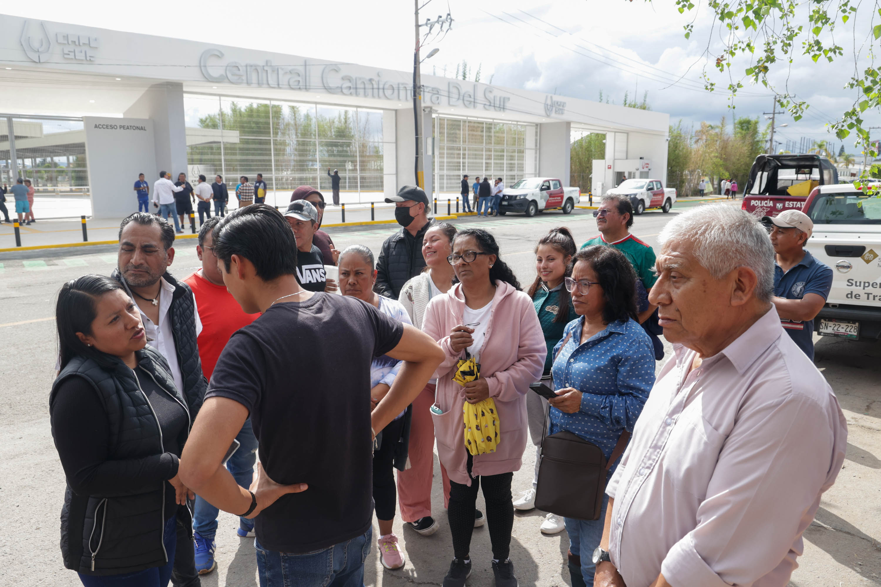 VIDEO Vecinos se oponen a la instalación de taxistas y ambulantes informales