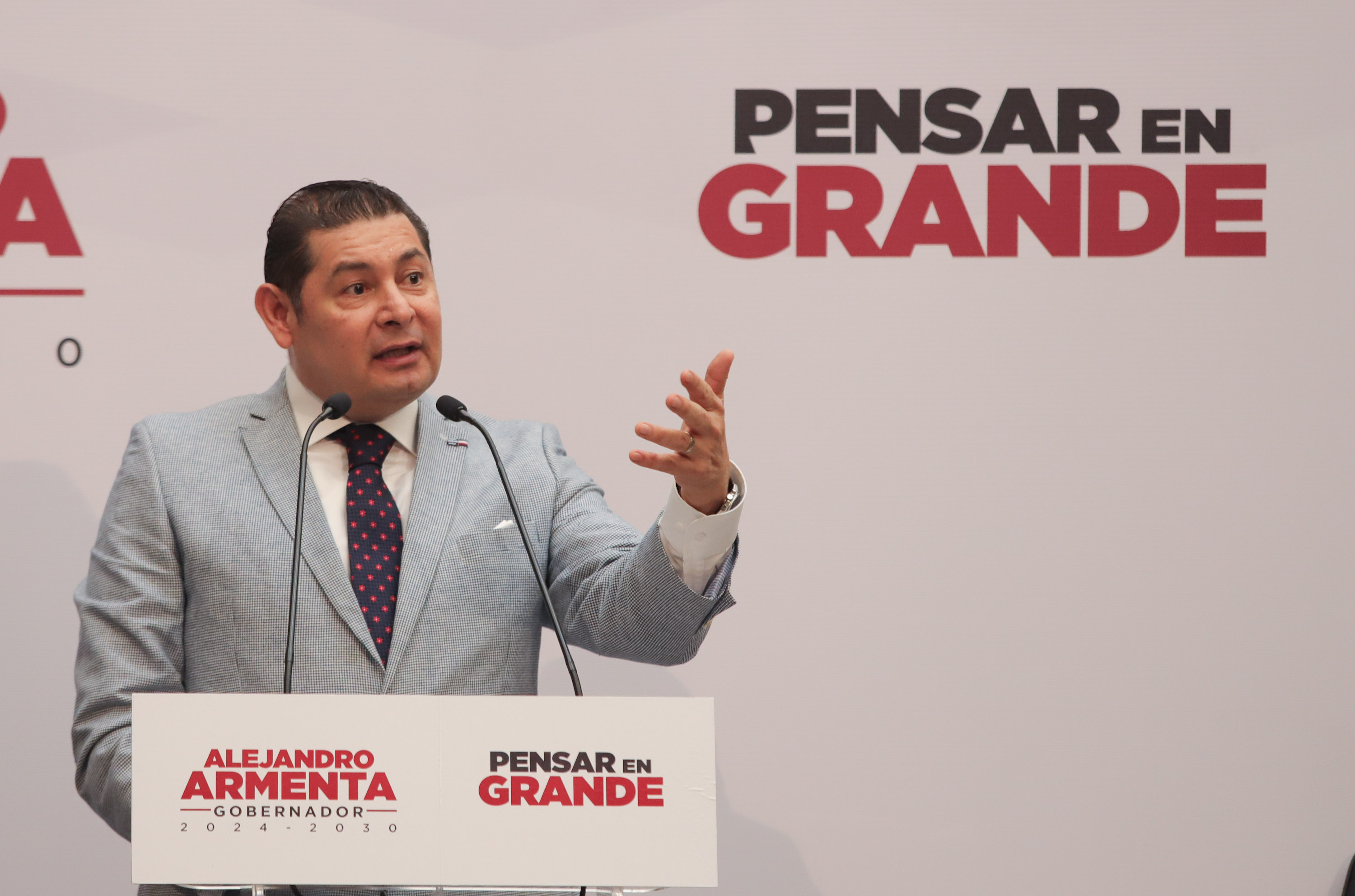 Alejandro Armenta respalda a Luisa María Alcalde