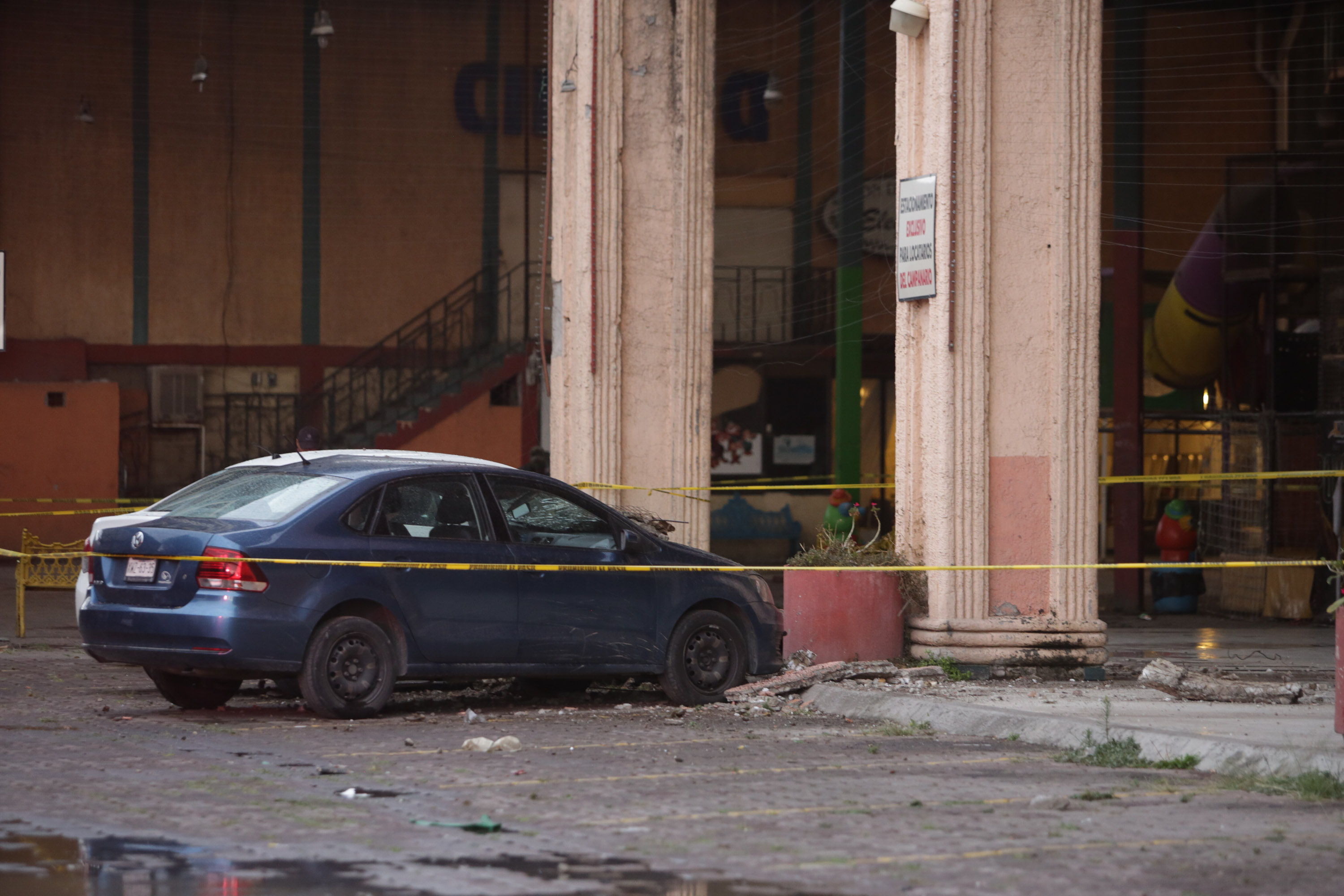 VIDEO Desplome de techo en El Campanario, afecta a dos vehículos