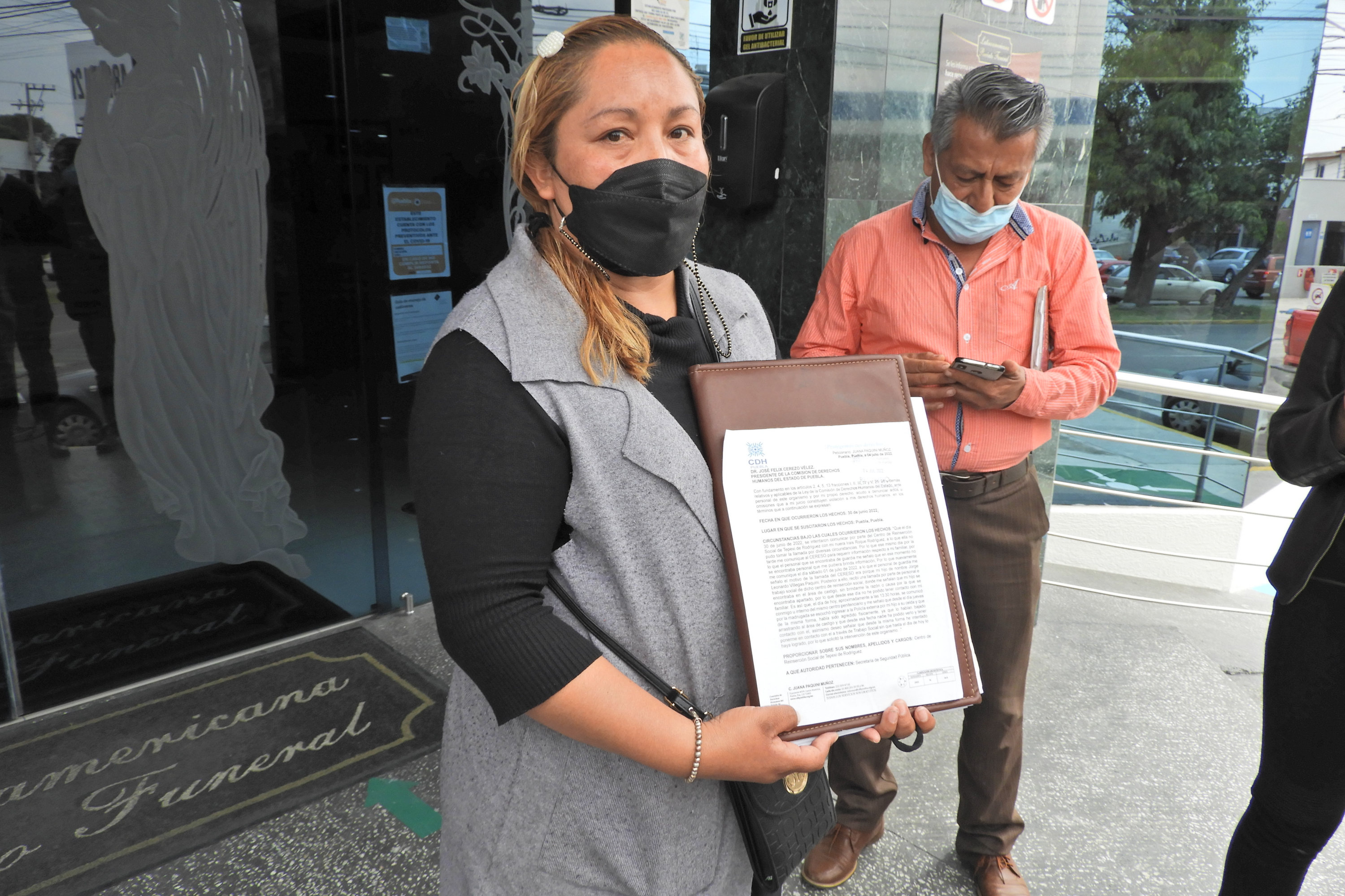 VIDEO Protesta madre de reo asesinado en el Cereso de Tepexi de Rodríguez
