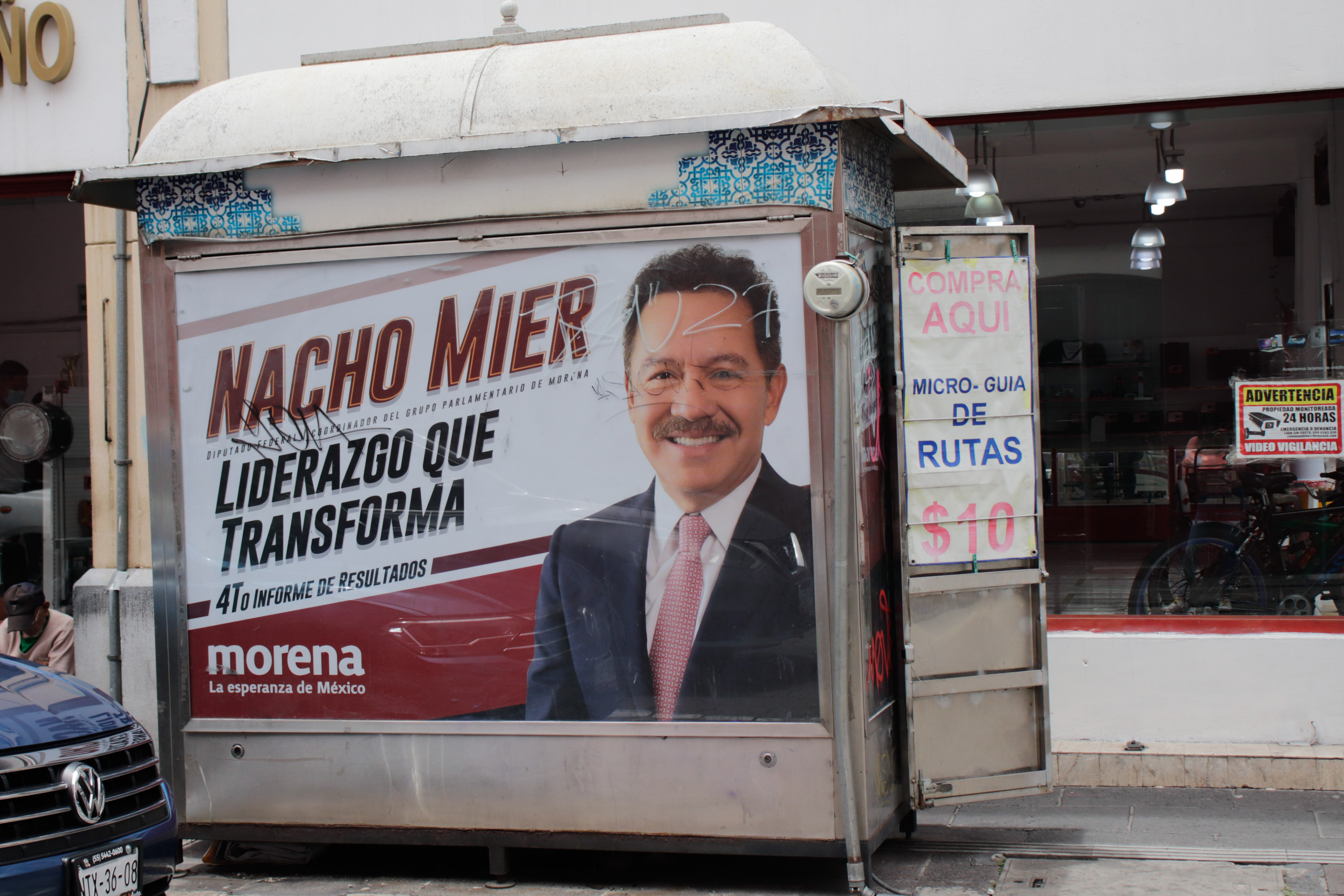 Nacho Mier se promociona en espectaculares y casetas de periódicos