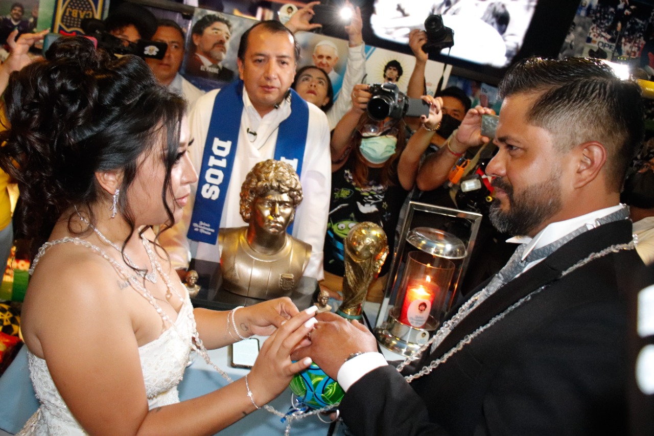 VIDEO Primera boda en la Iglesia Maradoniana de México en Puebla