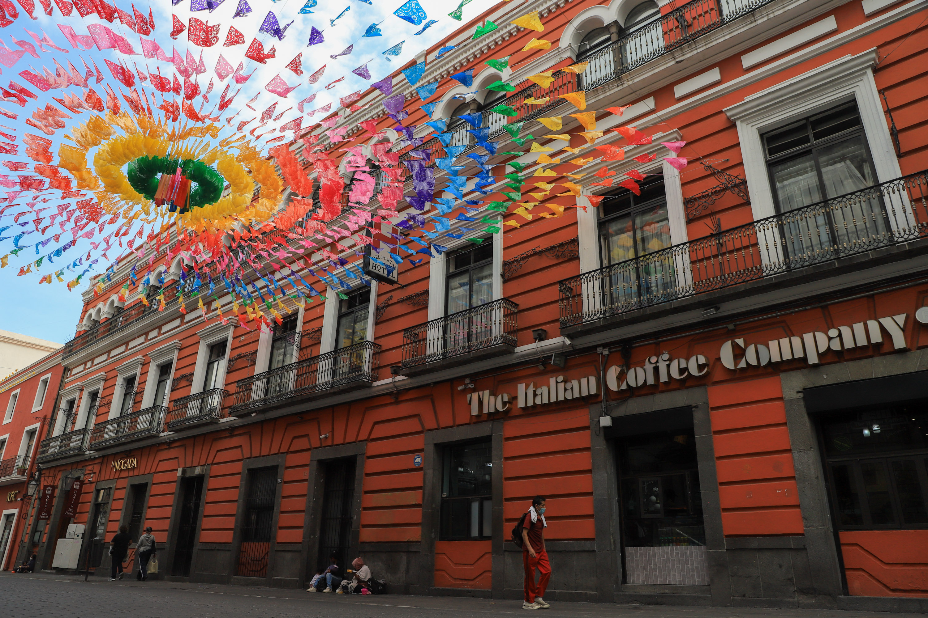 Papel picado adorna la calle Reforma en Puebla