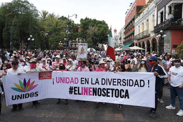 Marchan miles en Puebla contra la reforma electoral de AMLO