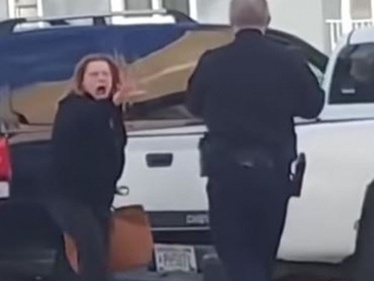 VIDEO Mujer intenta expulsar un demonio del cuerpo de un policía