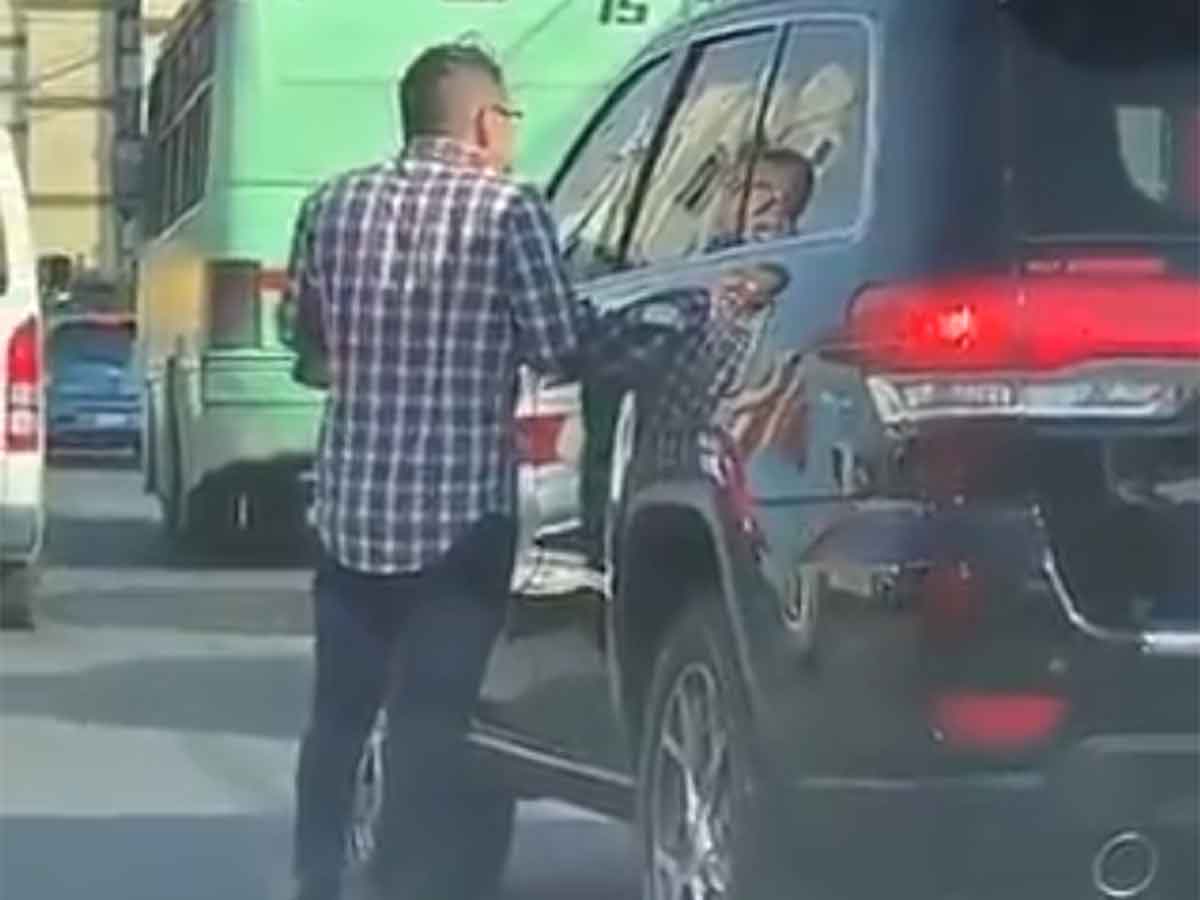 VIDEO Ladrón intenta robar una camioneta, pero sale corriendo