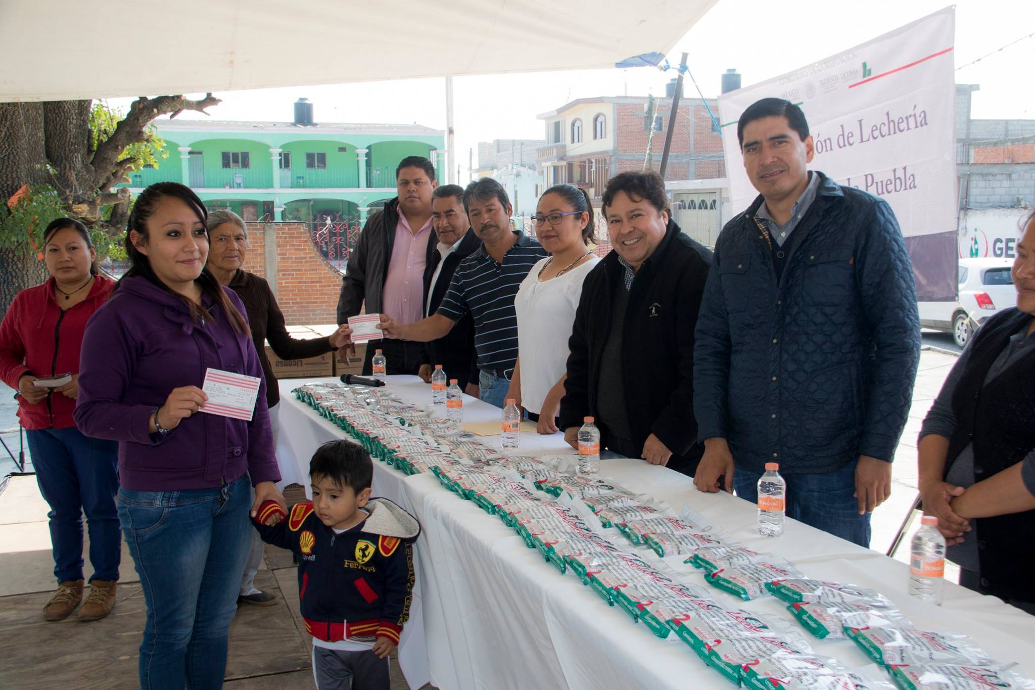 Alcalde y Liconsa inauguran 2 lecherías en Huejotzingo
