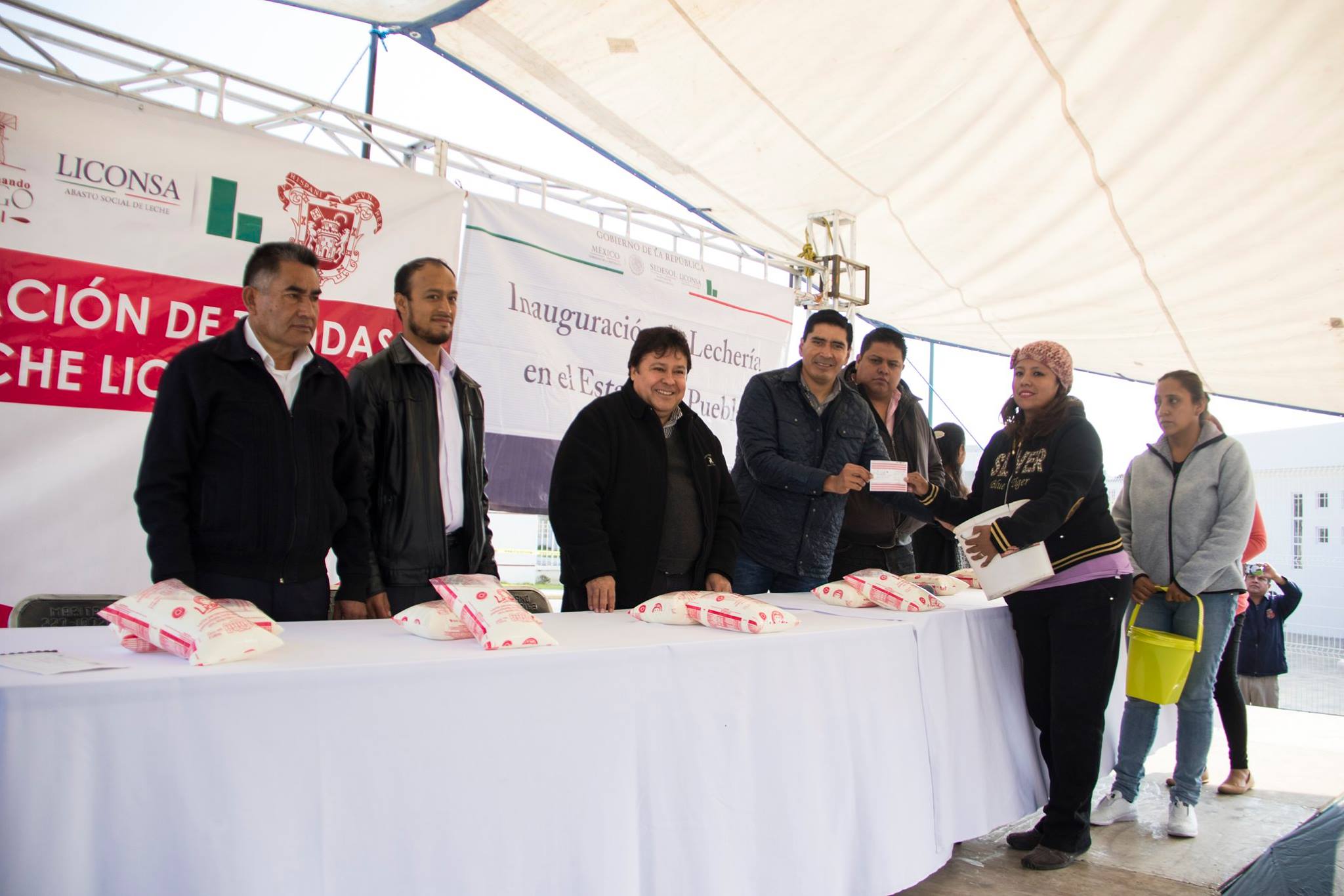 Alcalde y Liconsa inauguran 2 lecherías en Huejotzingo