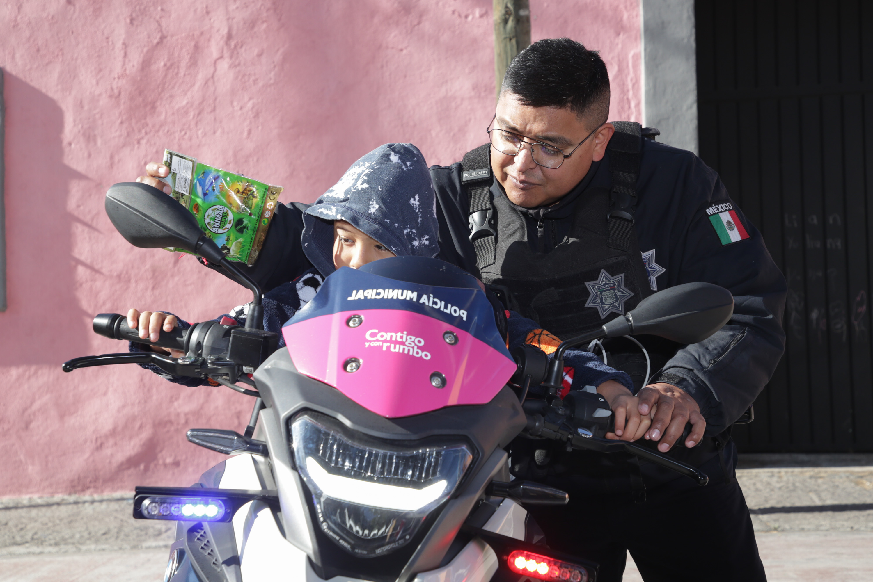 VIDEO Aplausos, policías de la SSC Puebla regalan juguetes