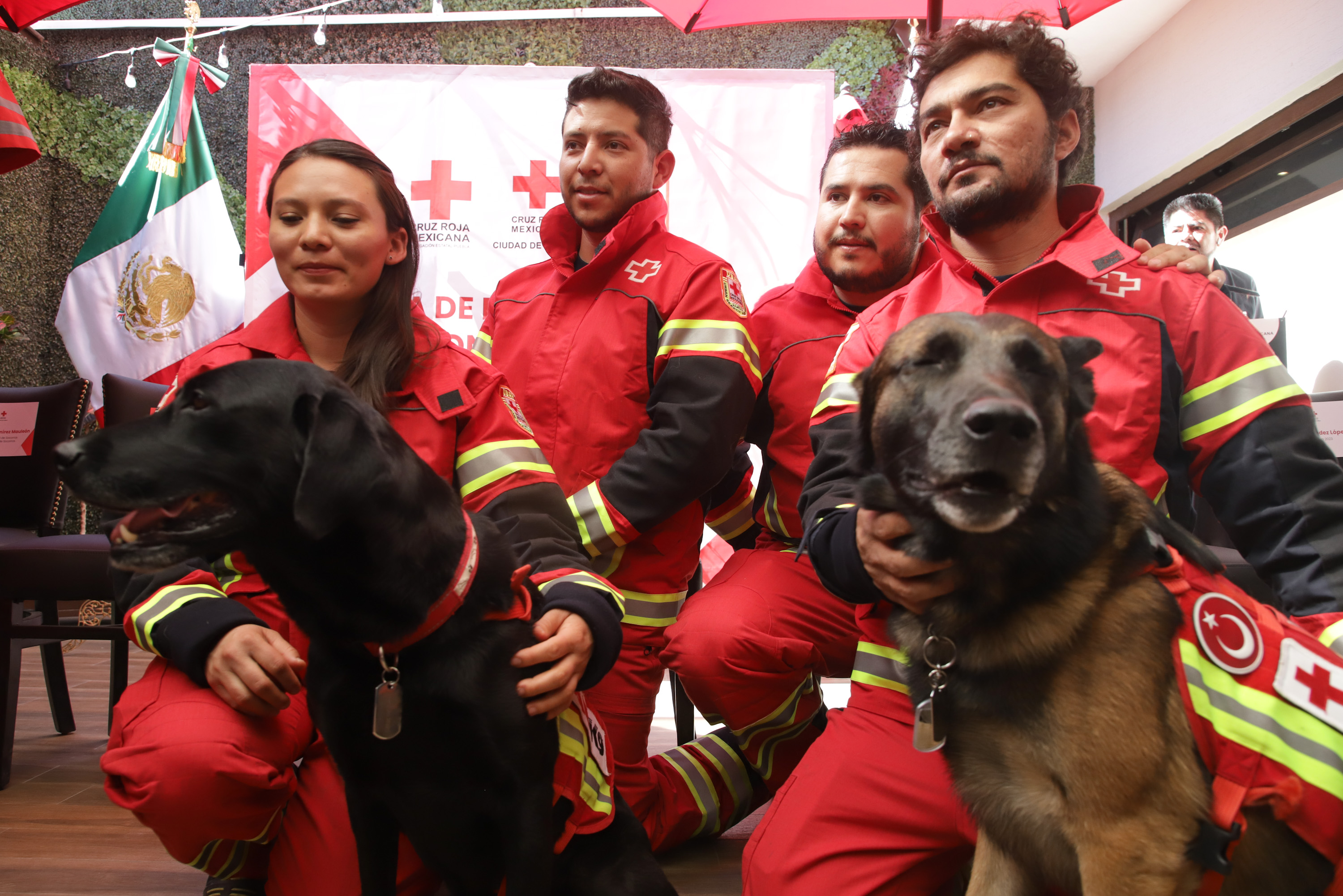 VIDEO: Cruz Roja Puebla reconoce a rescatistas, así como a los perros July y Rex