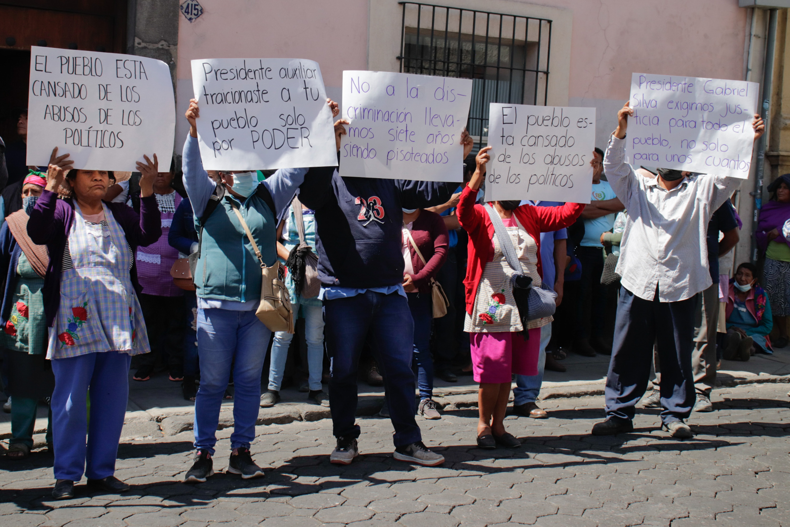 VIDEO Pobladores de San Pedro Benito Juárez se inconforman frente a la Fiscalía Especializada en Derechos Humanos