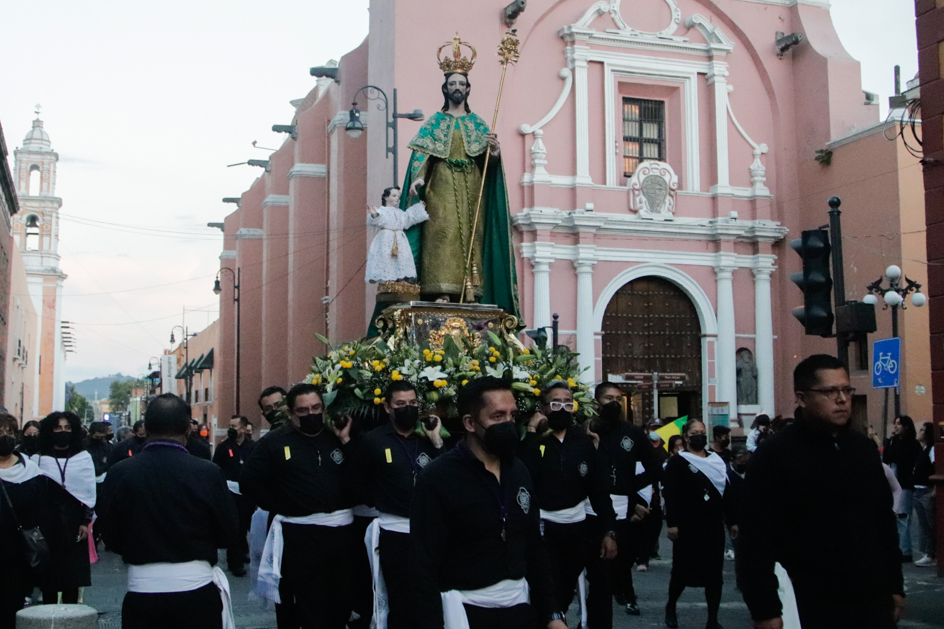 Fieles realizan procesión por celebración a San José