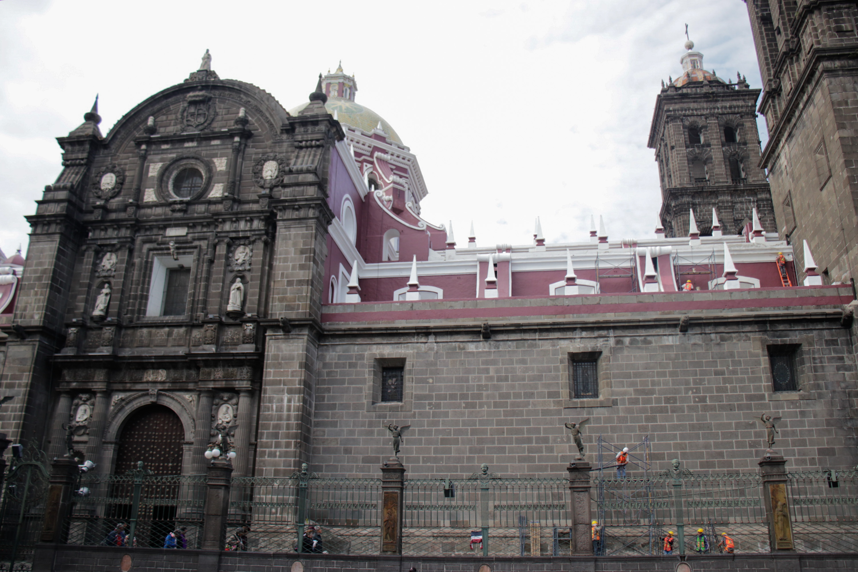 VIDEO Mantienen trabajos de rehabilitación en la Catedral de Puebla