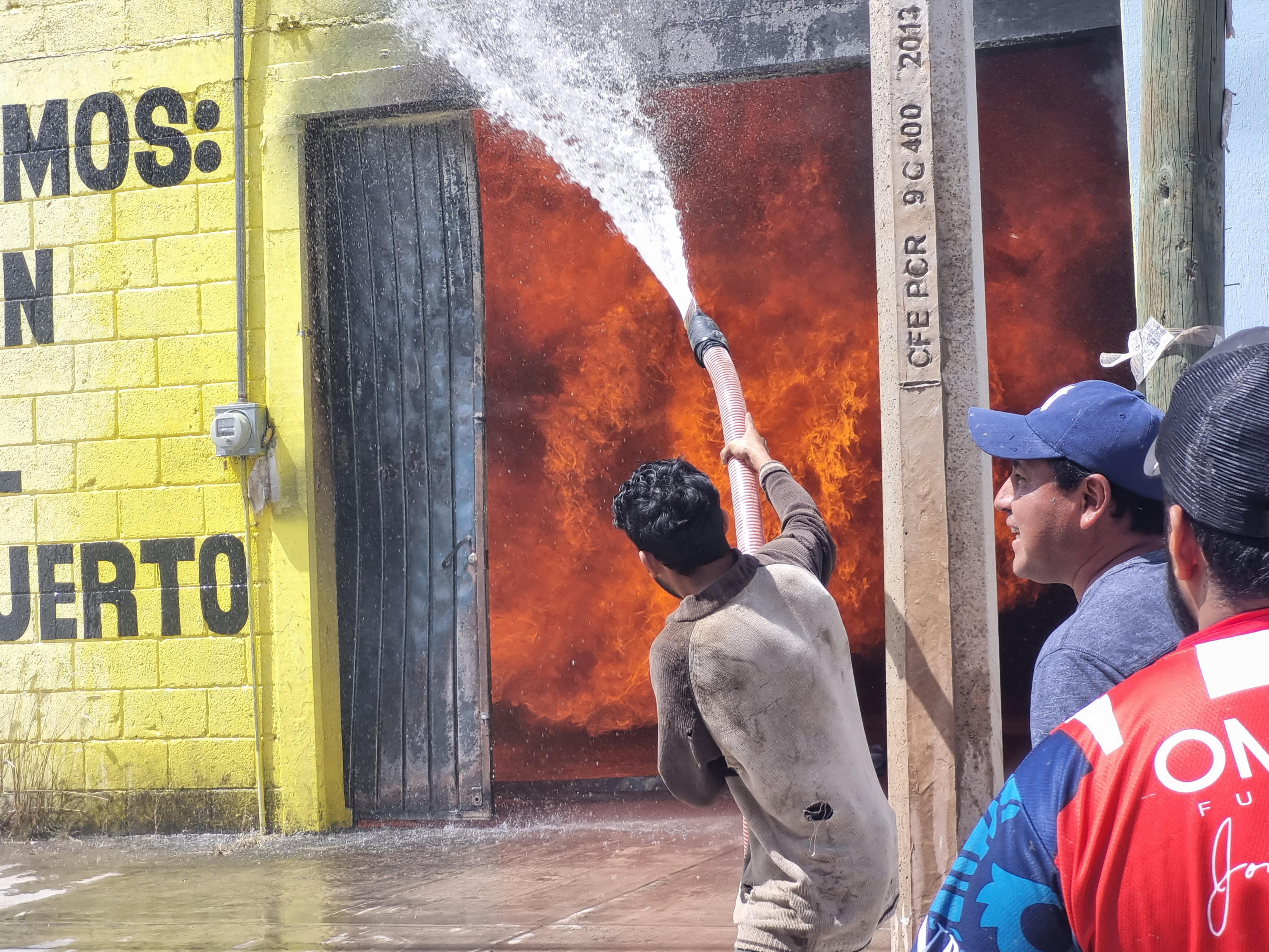 Incendio consume negocio de reciclado en Santa Clara La Venta