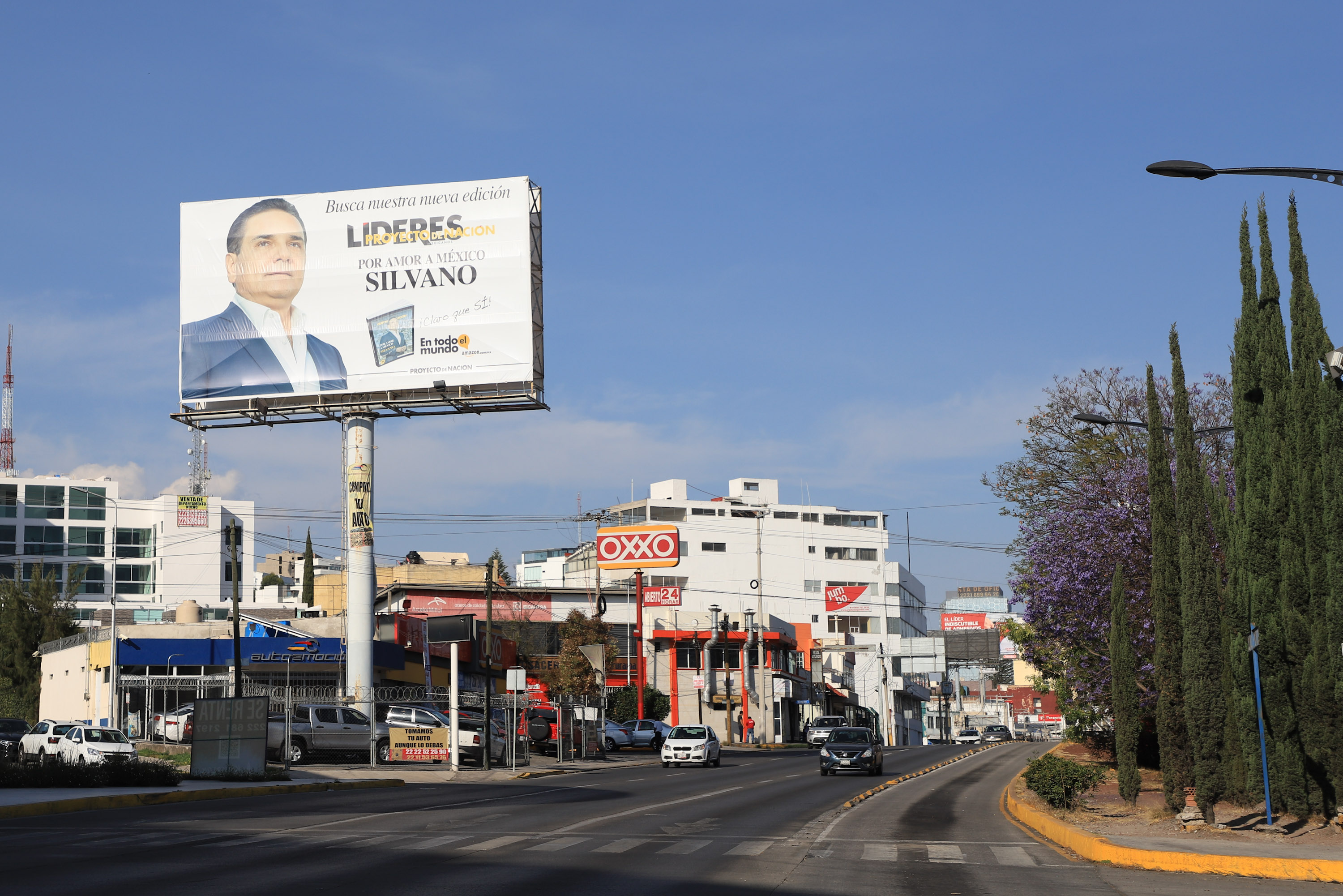 VIDEO Ahora Silvano Aureoles aparece en espectaculares en Puebla