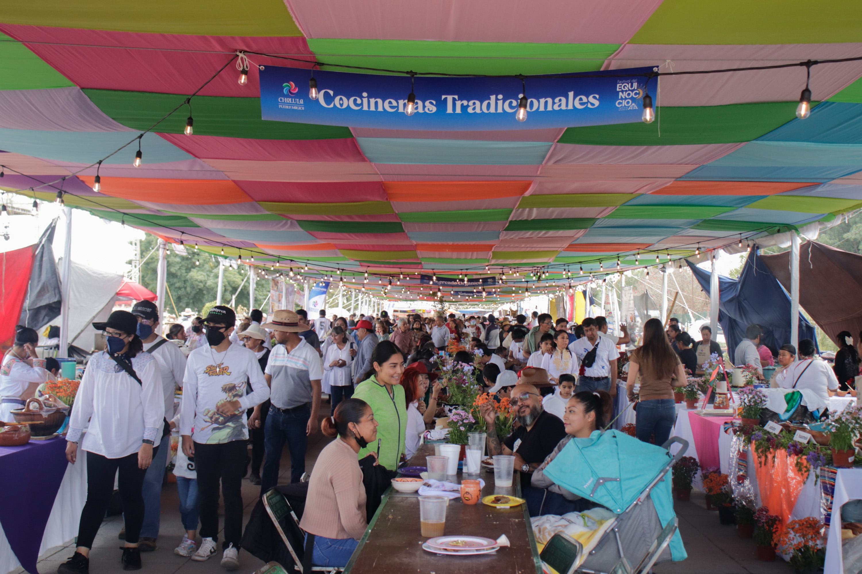 VIDEO Miles de turistas disfrutan el Corredor Artesanal y Gastronómico en San Andrés Cholula