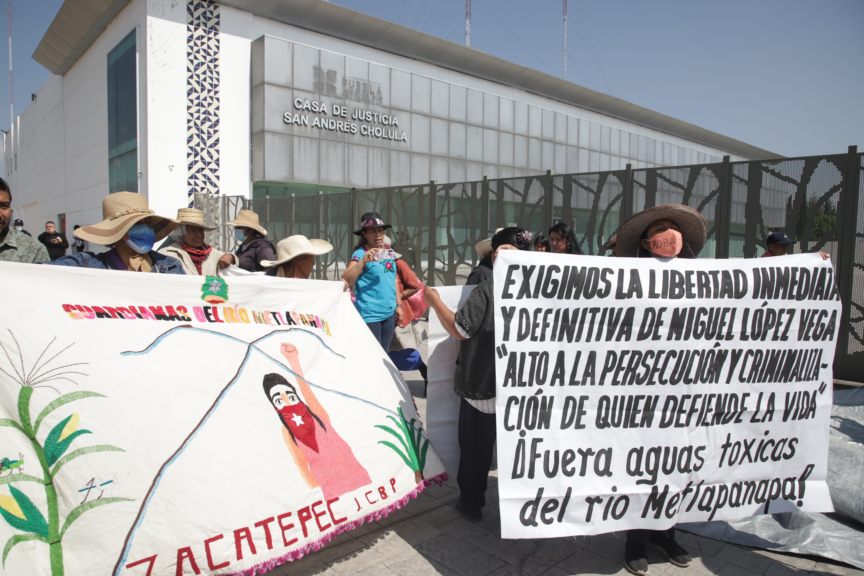VIDEO Se concentran en Casa de Justicia para apoyar a Miguel López Vega