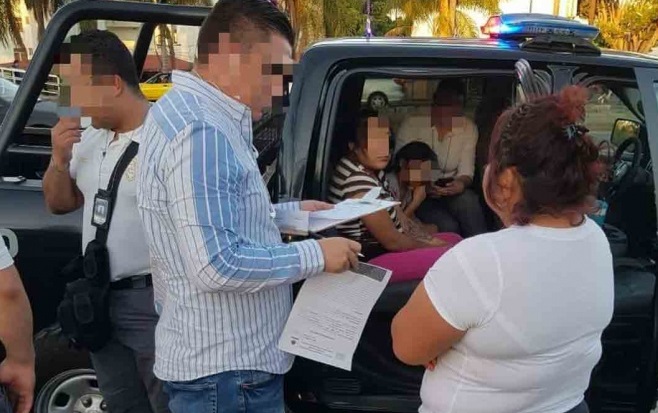 Detienen a mujer que quería saltar de puente con su hija
