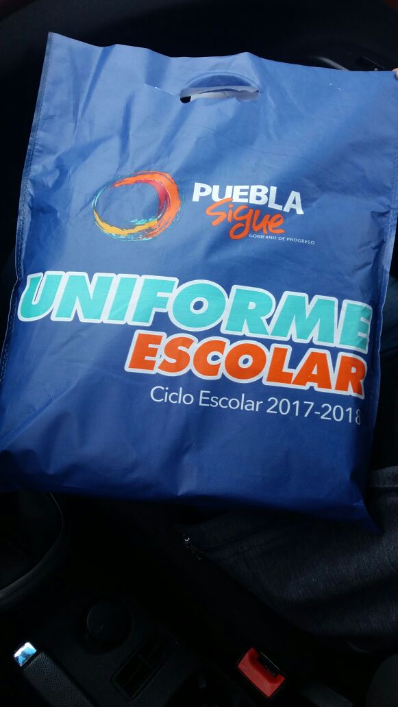 Piden credencial del INE a cambio de uniformes, en Huauchinango