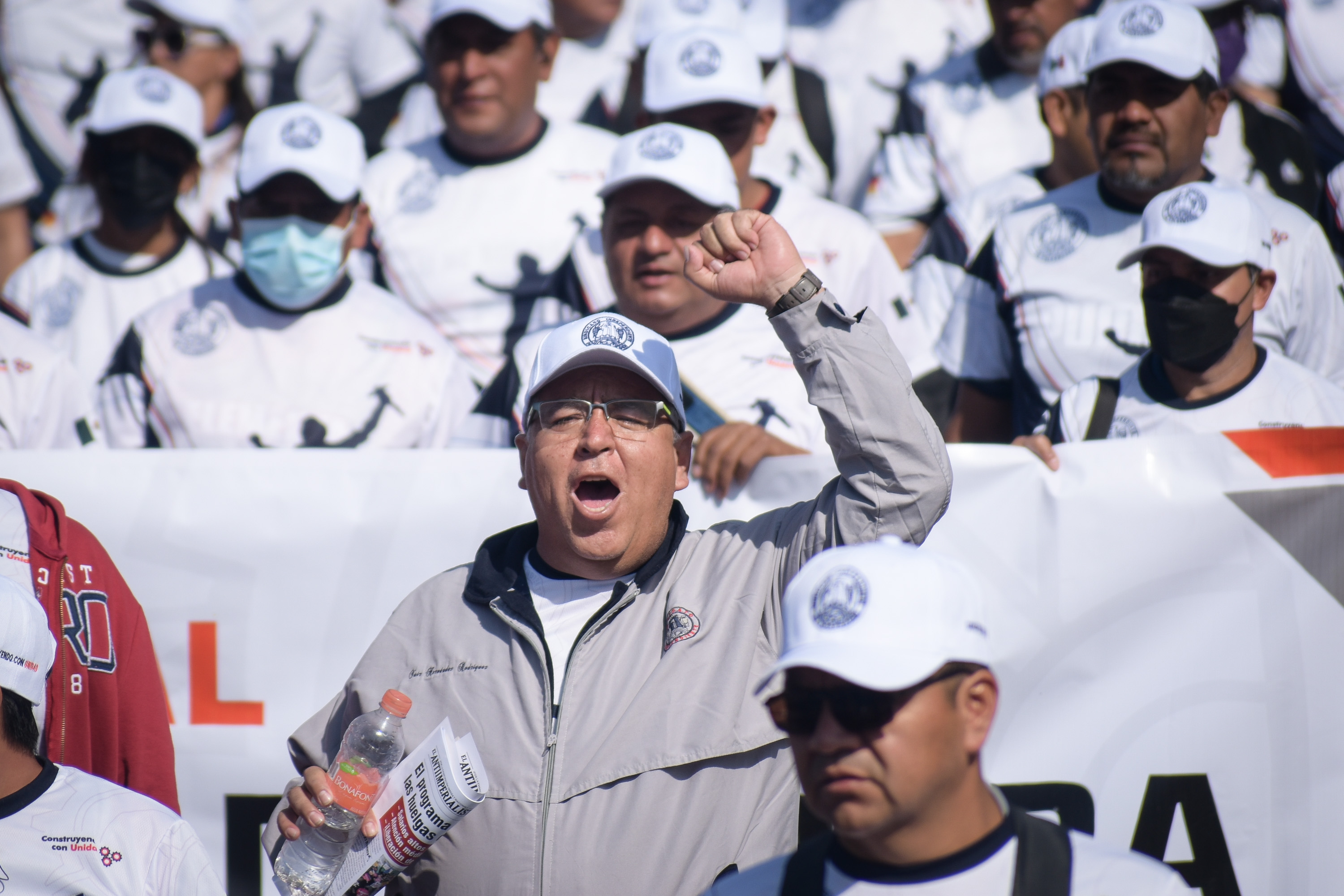 VIDEO Desfilan para conmemorar el Día del Trabajo