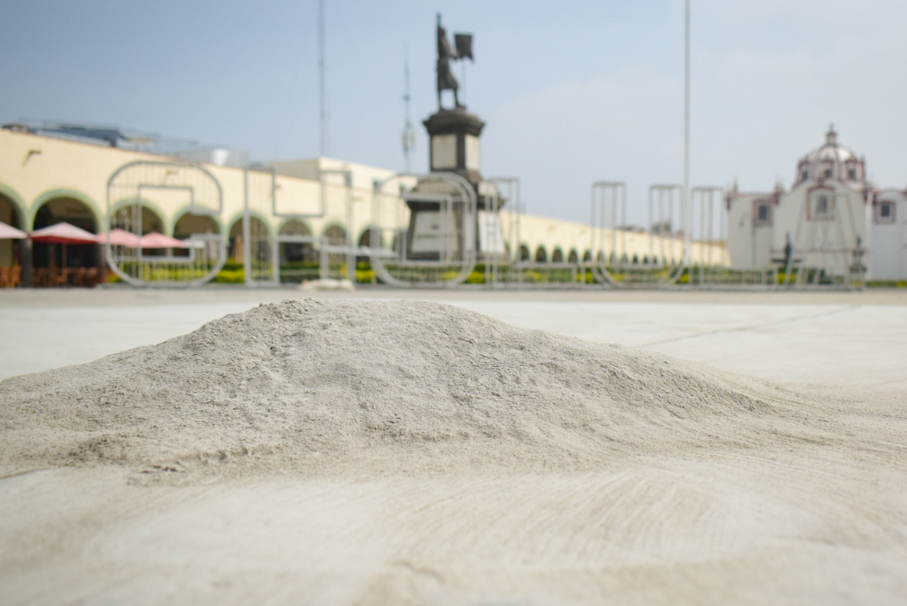 VIDEO Barren ceniza en Plaza de La Concordia en San Pedro Cholula