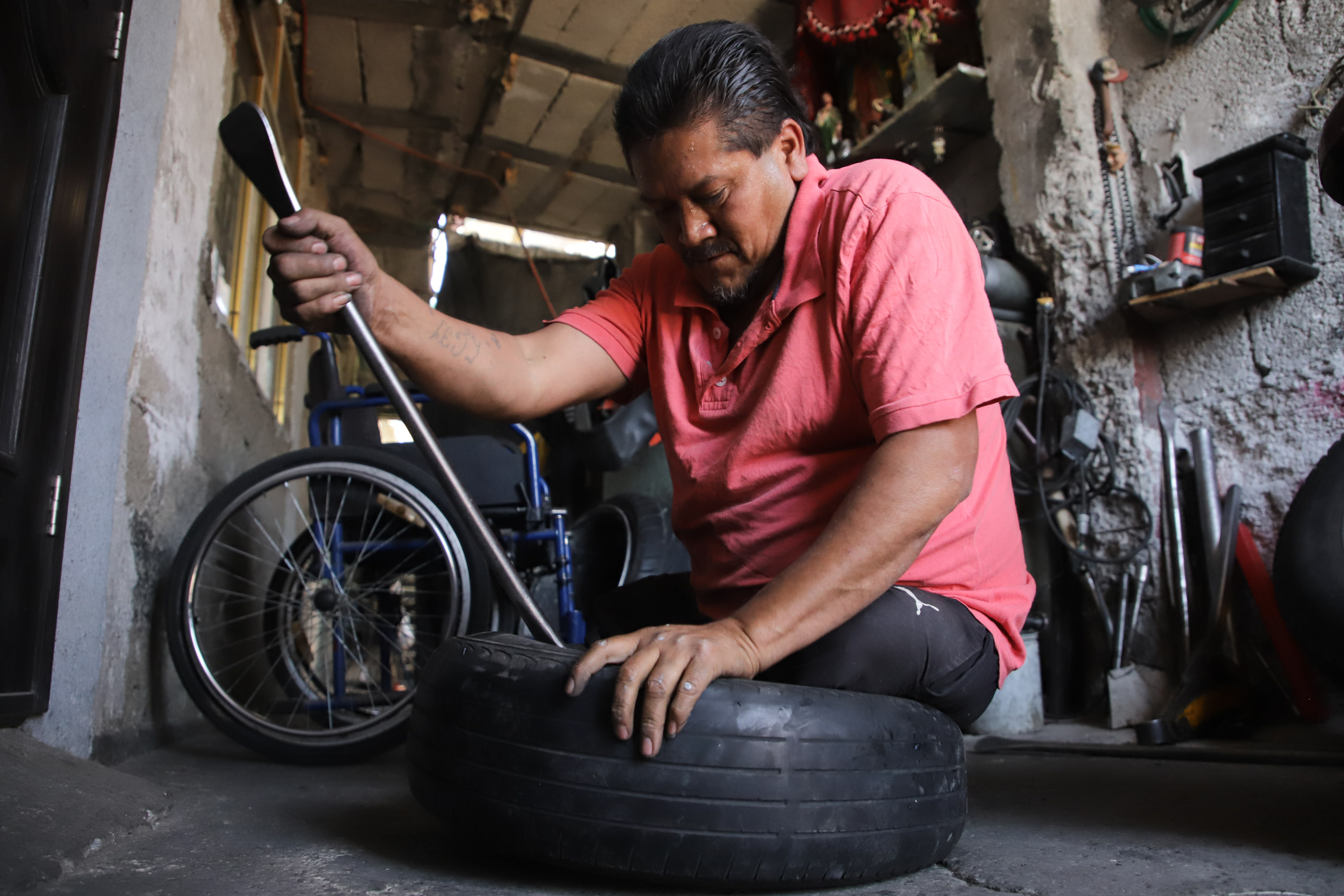 En silla de ruedas, Mario Flores trabaja como talachero