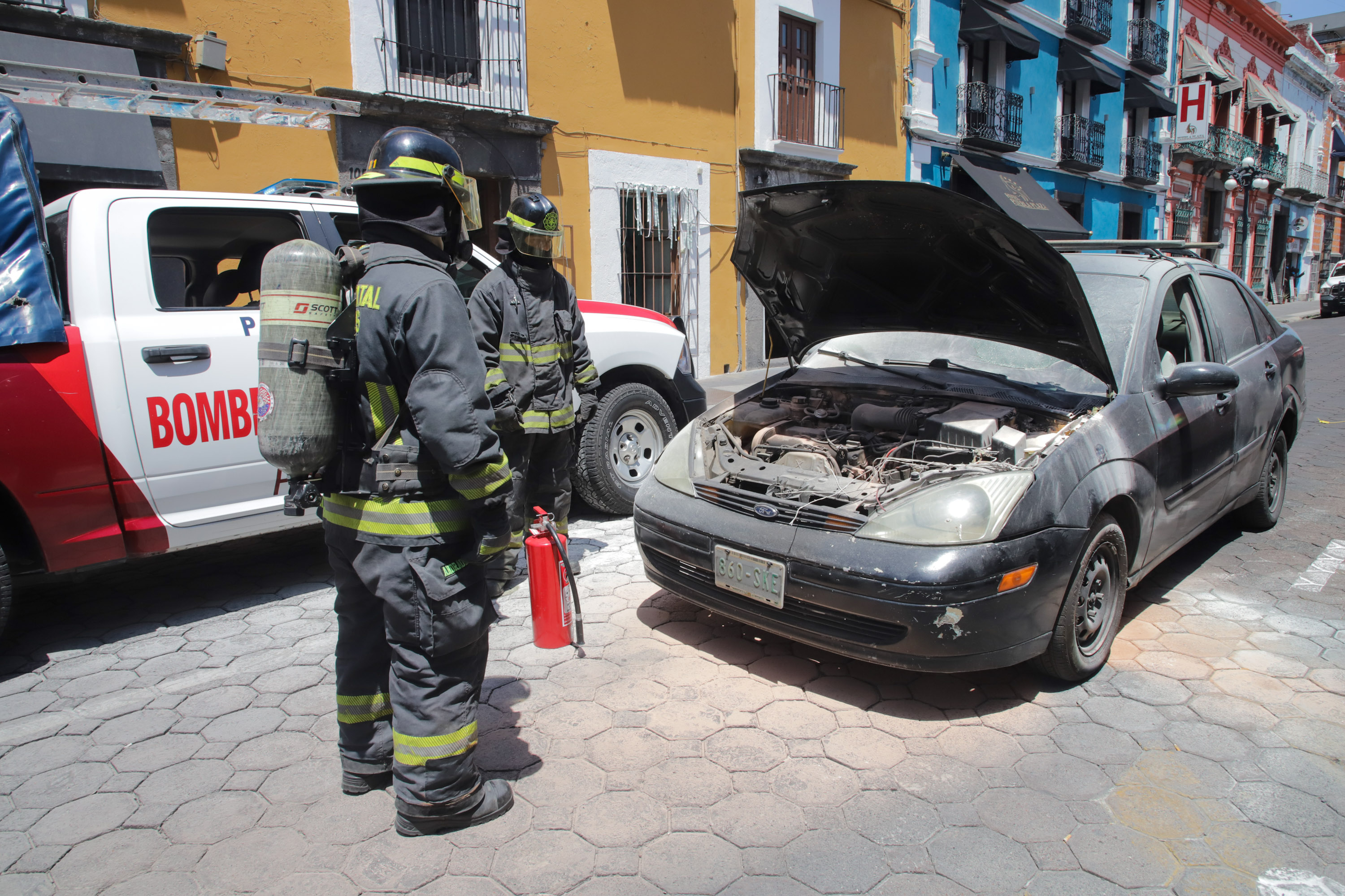 VIDEO Se incendia Ford Focus en pleno Centro Histórico