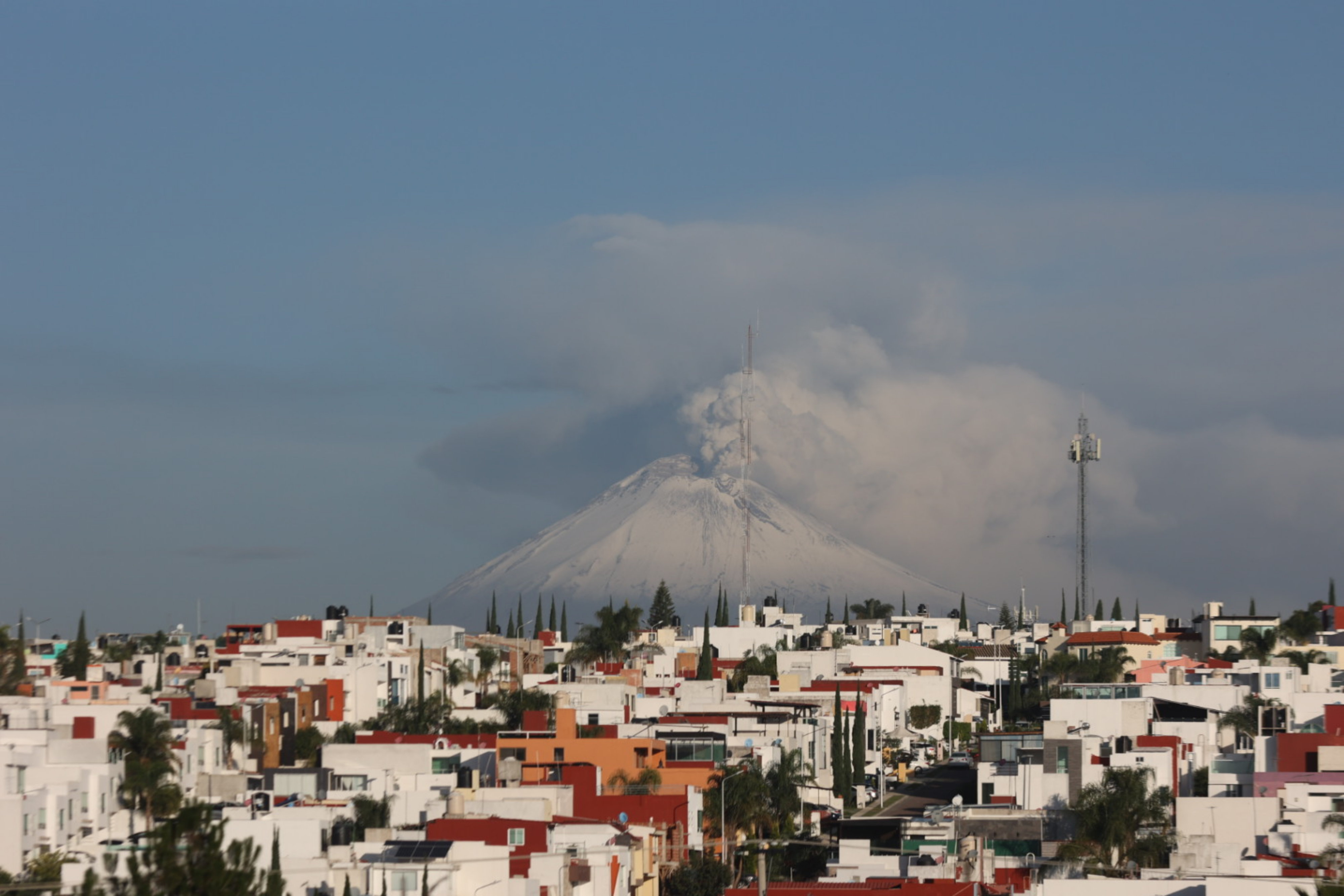 VIDEO Se registra caída de ceniza del Popocatépetl en Puebla