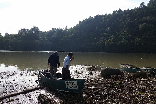 Pescadores sacan 7 toneladas de basura de presa Necaxa
