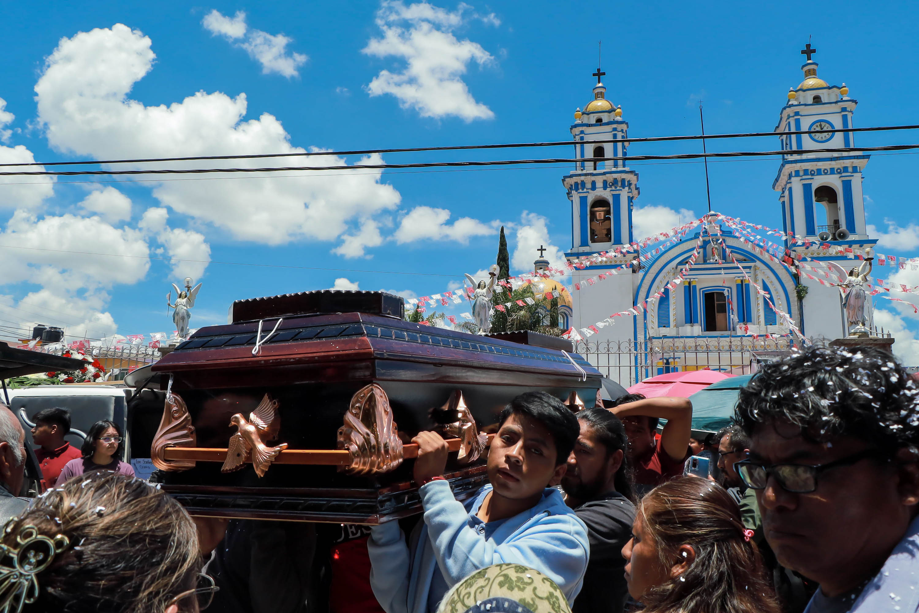 VIDEO Realizan misa para despedir a la familia Osorio Amastal