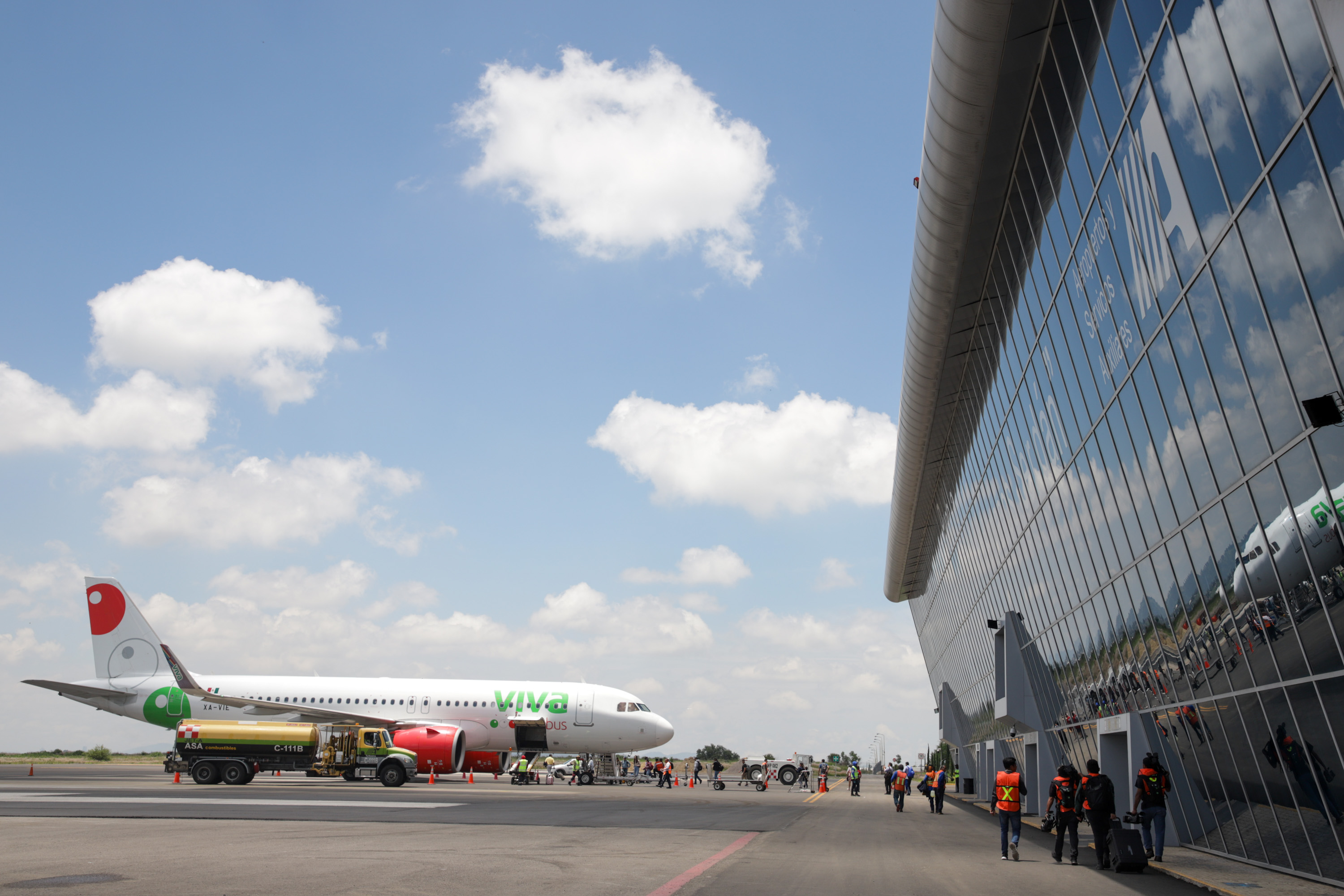 Armenta explora nuevas rutas aéreas para Puebla con destino a Estados Unidos