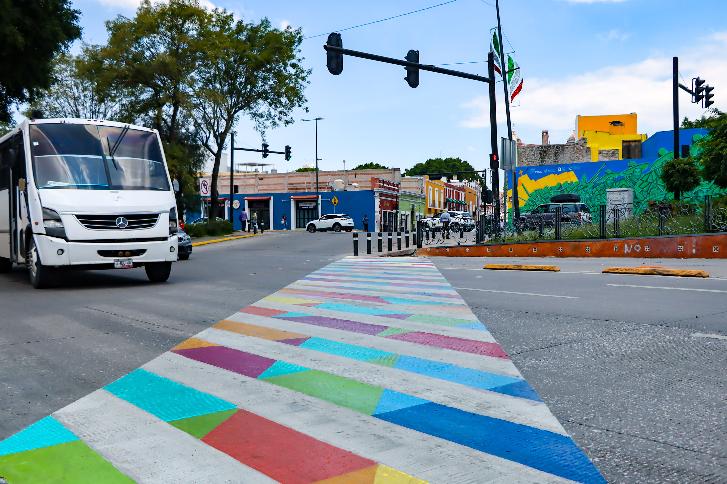 Son pintados de colores pasos peatonales sobre bulevar 5 de Mayo