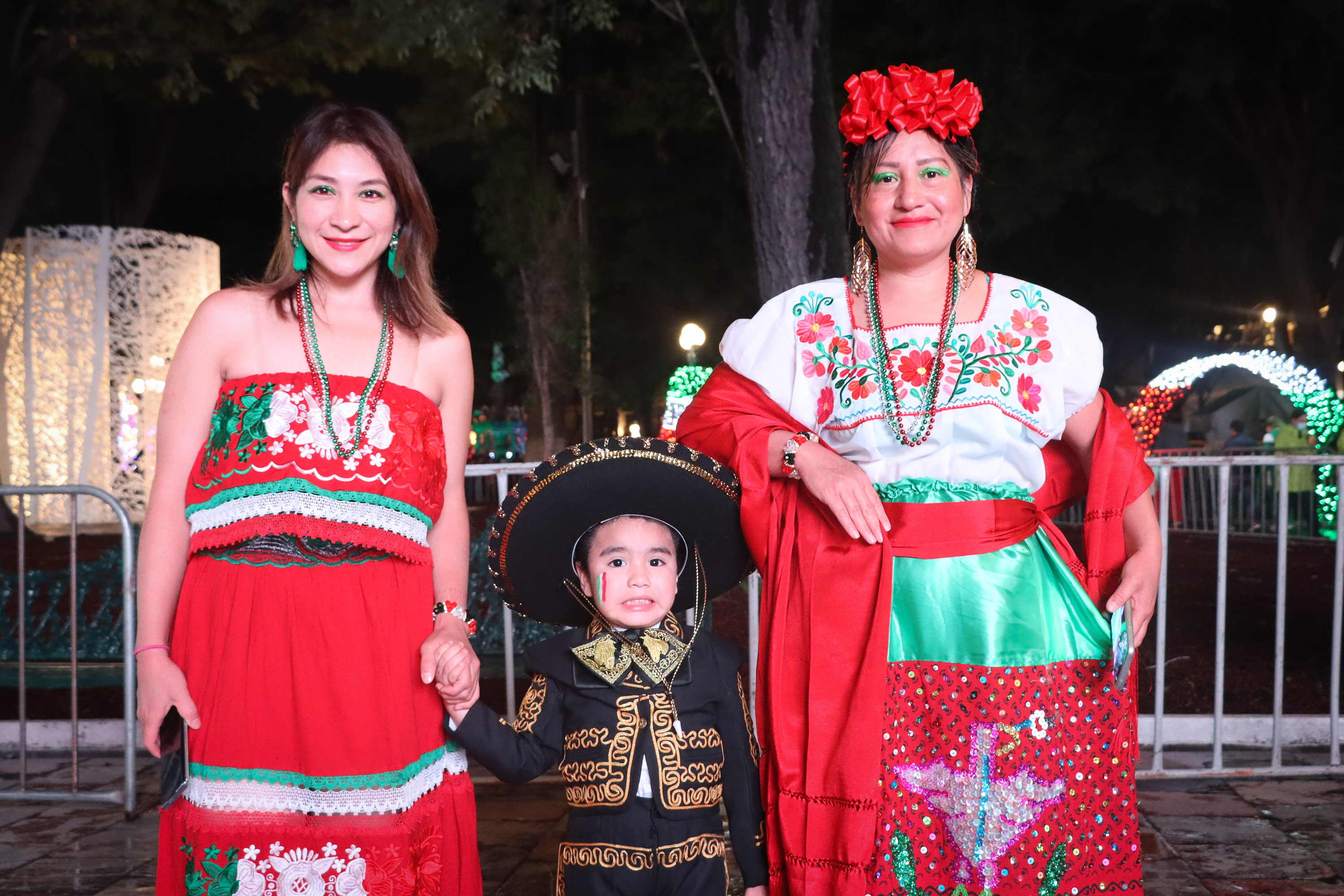 VIDEO De esta manera lucen sus mejores trajes típicos mexicanos