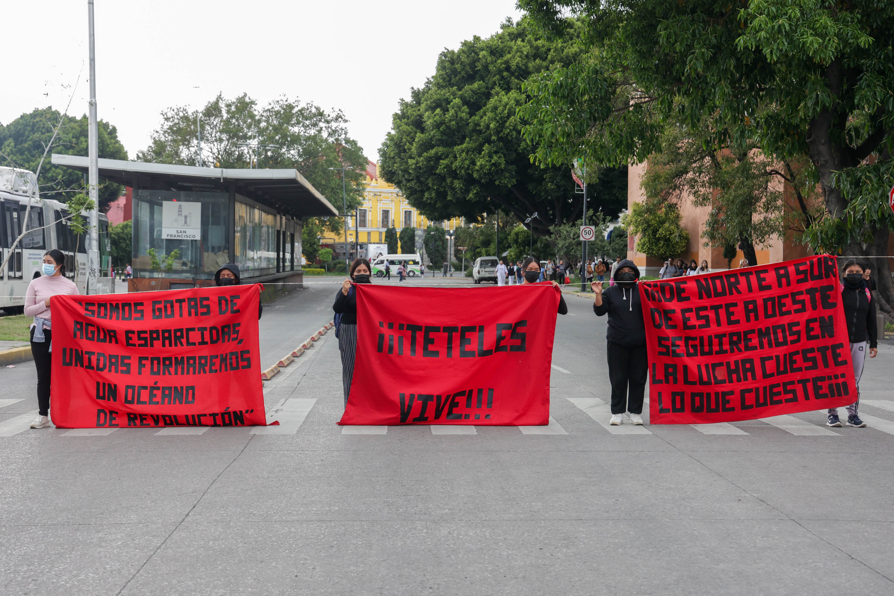 VIDEO Estudiantes de Teteles cierran el bulevar 5 de Mayo