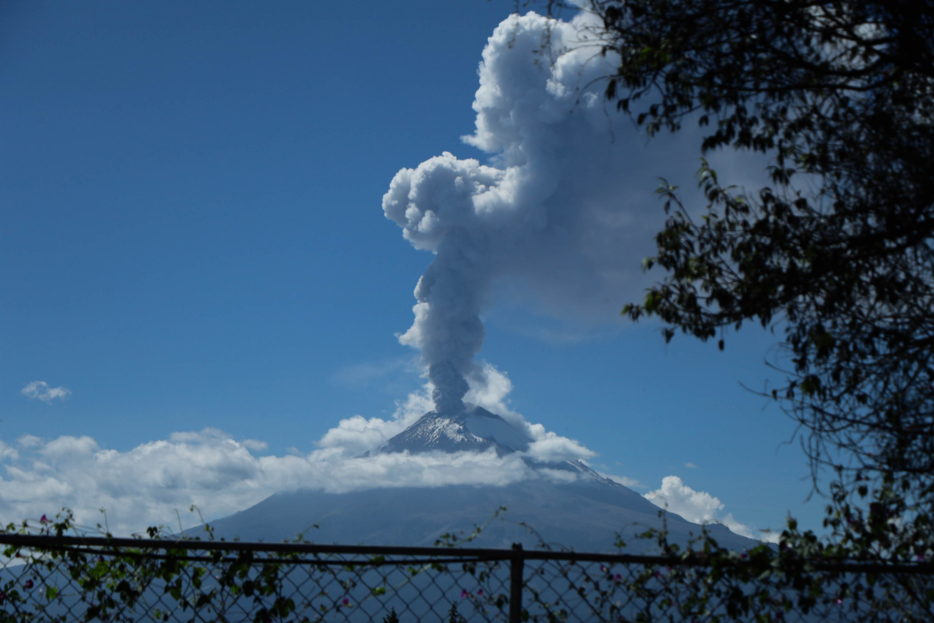 Registra el volcán Popocatépetl espectacular fumarola