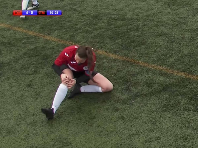 VIDEO Mujer futbolista se disloca la rodilla, pero ella la acomoda y sigue jugando