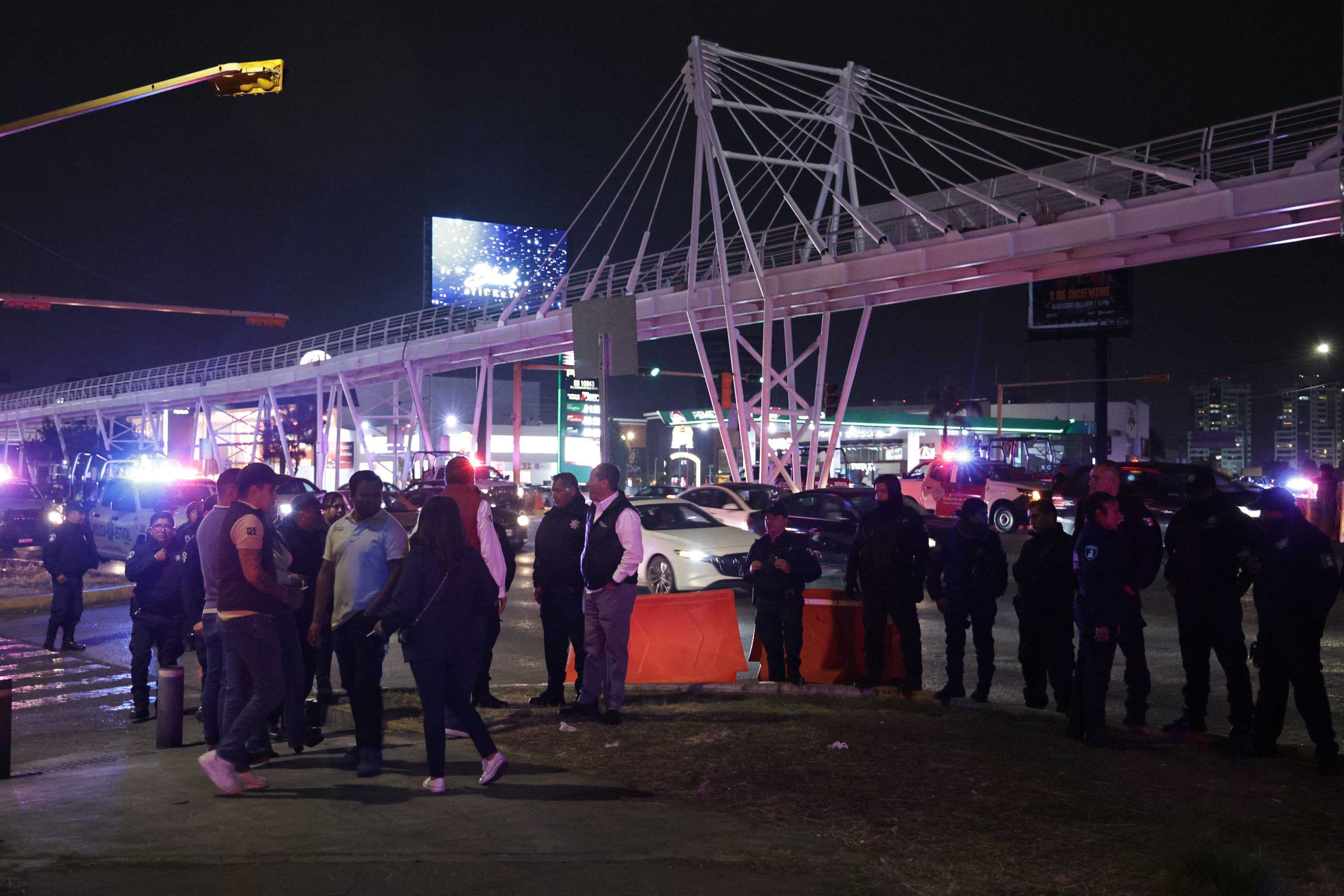 VIDEO Vecinos cierran la Vía Atlixcáyotl, se generó un caos vial